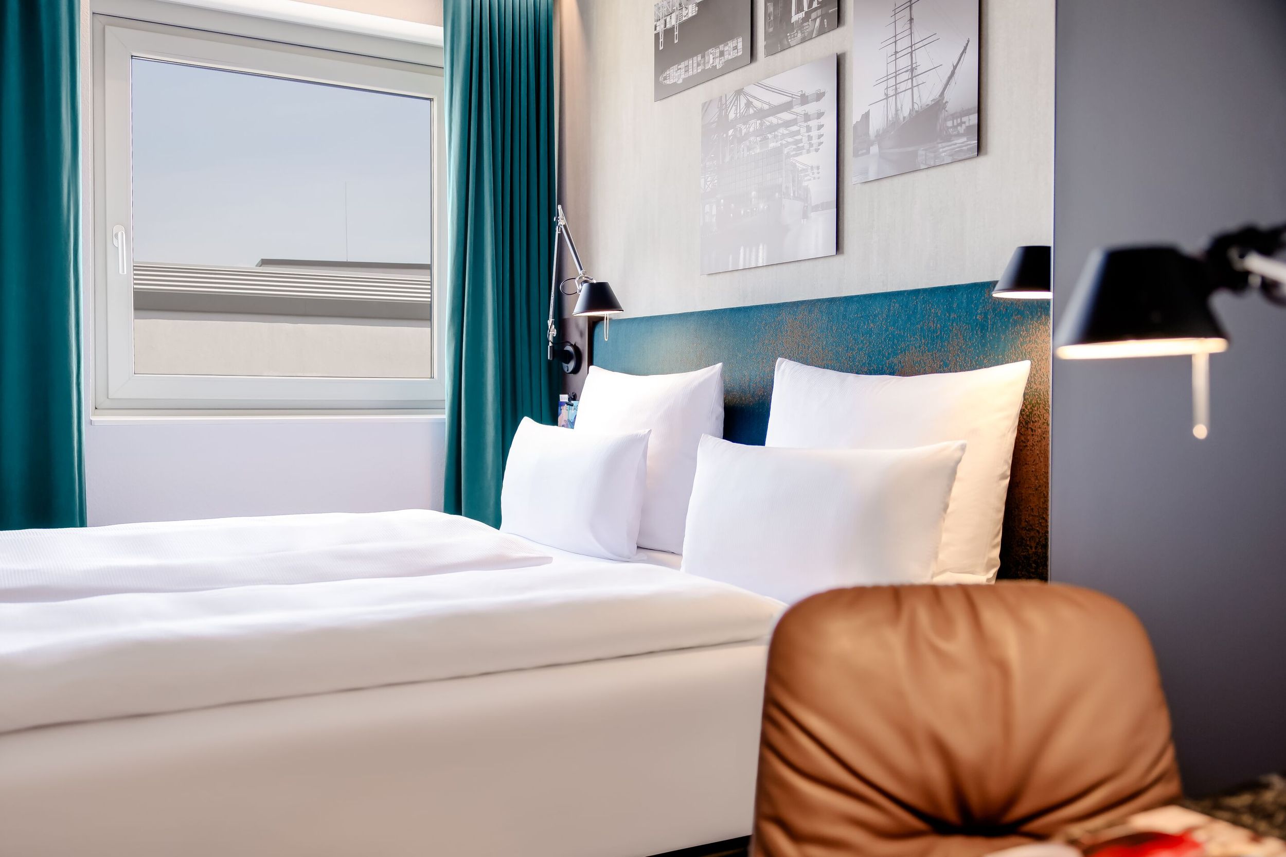 hotel Hamburg am Michel Motel One side view of double bed and an armchair in the foreground