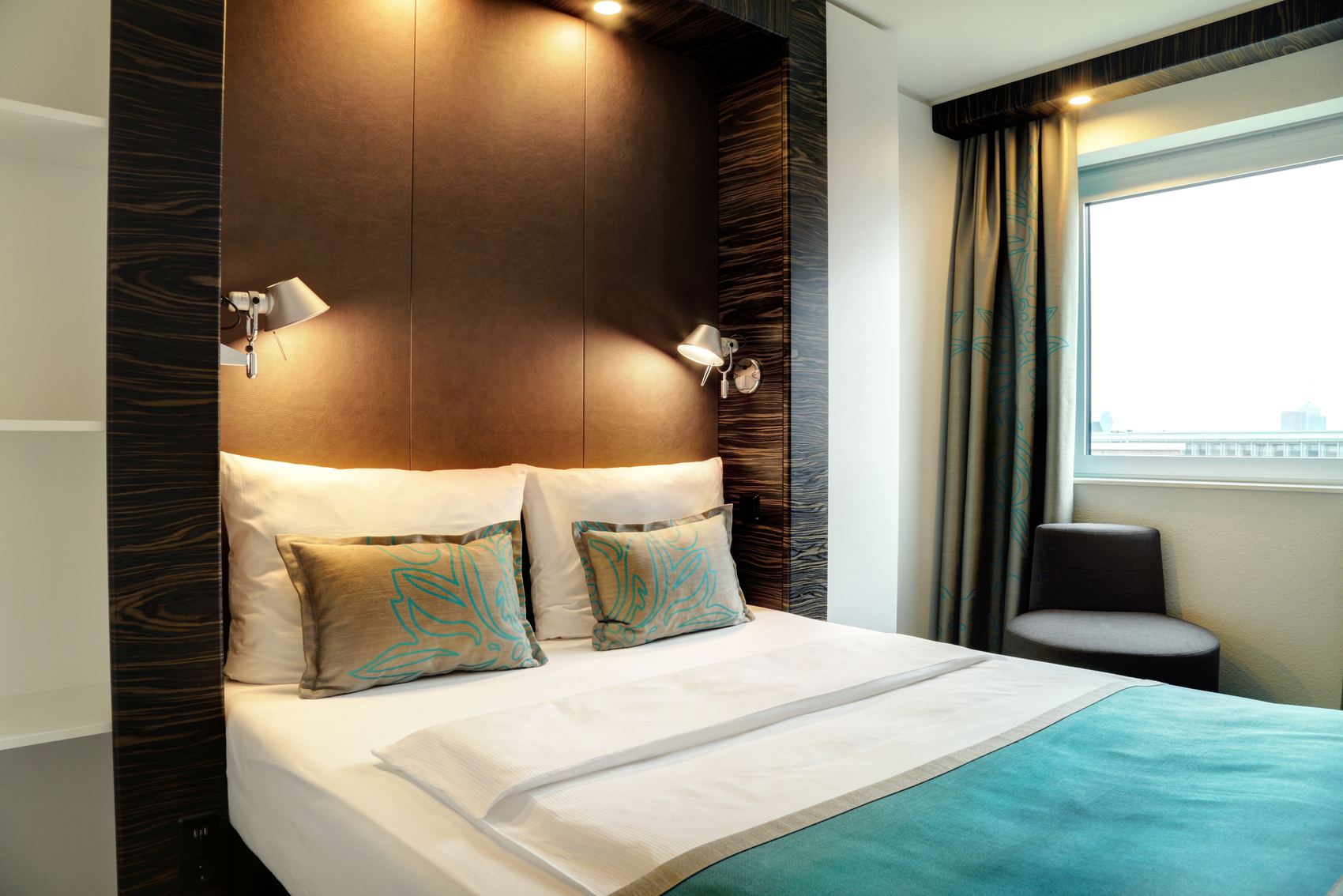 hotel Hamburg am Michel Motel One double bed and armchair in front of large window