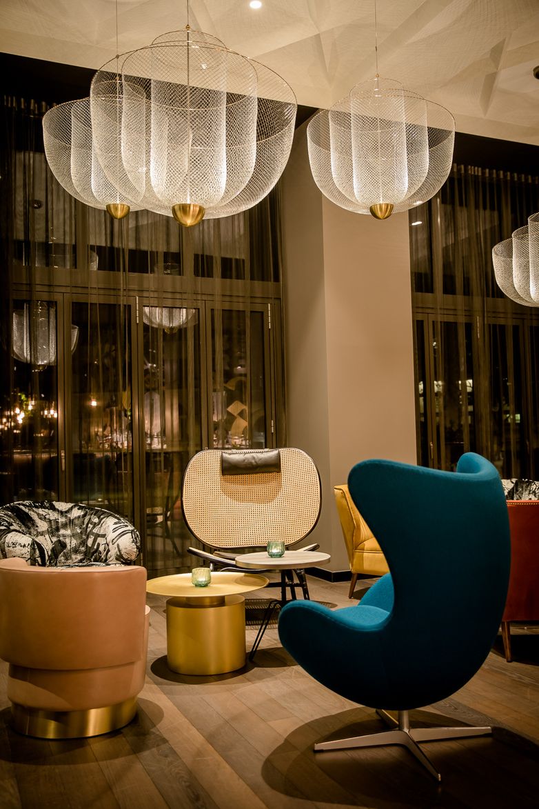 hotel Hanover Oper Motel One lounge with armchairs and egg chair in the evening