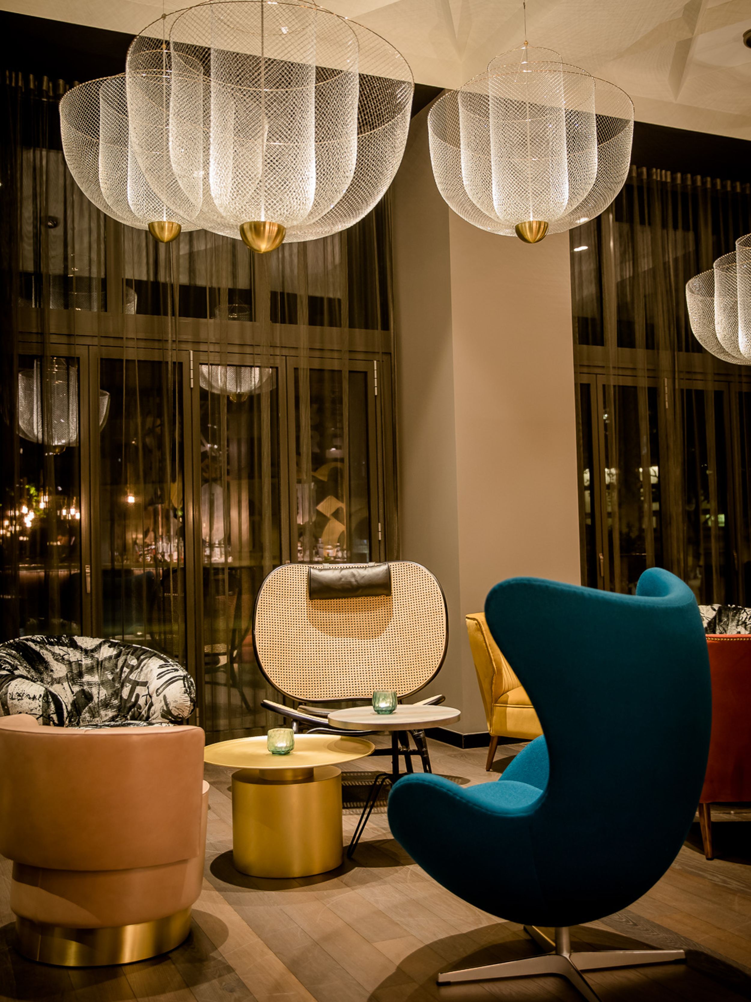 Hotel Hannover Oper Motel One Lounge mit Sesseln und Egg chair bei Abend