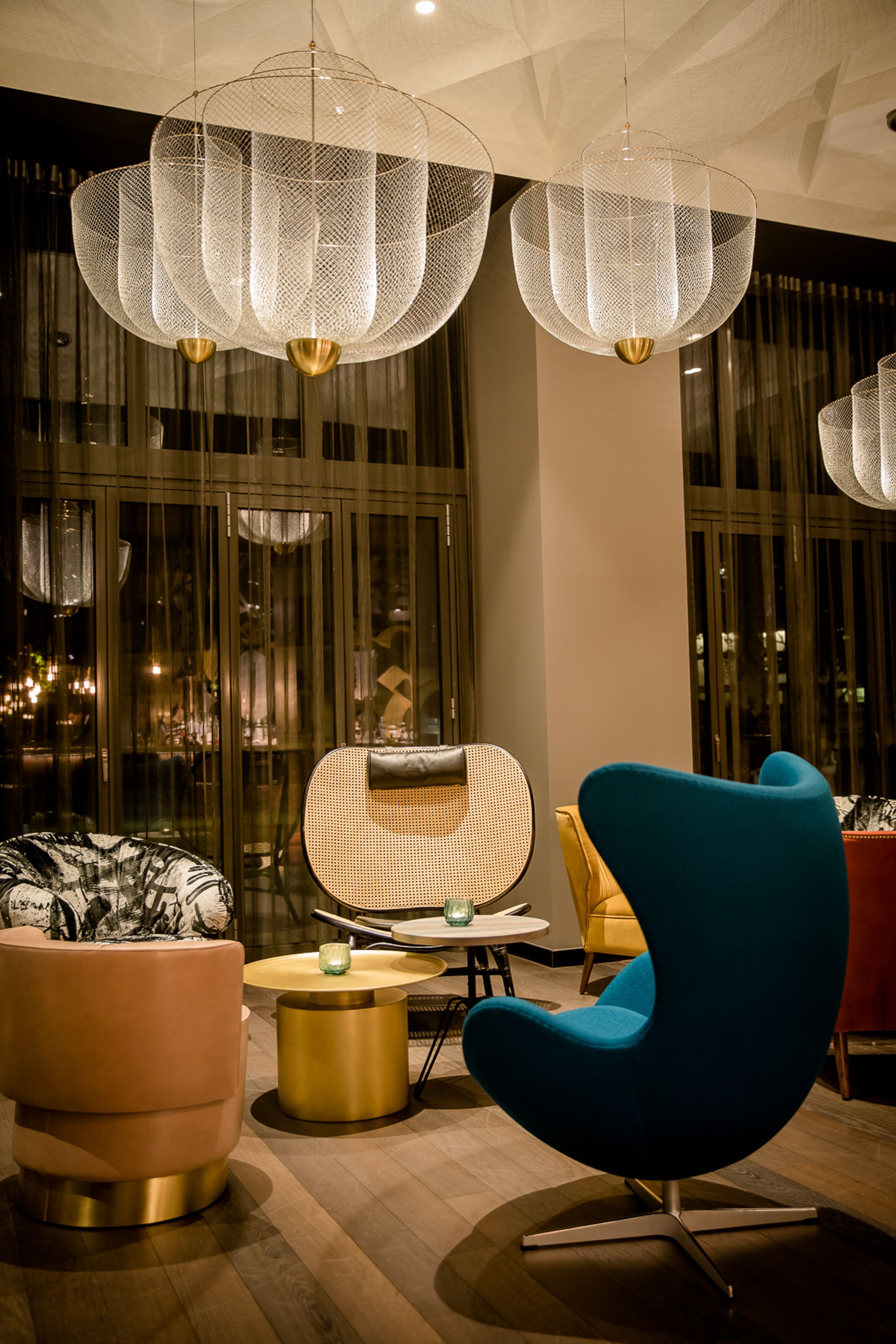 Hotel Hannover Oper Motel One Lounge mit Sesseln und Egg chair bei Abend