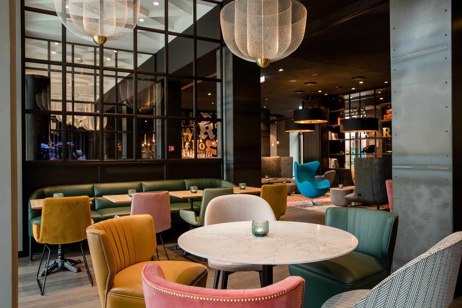 Hotel Hannover Oper Motel One helle Lounge mit mehreren Sitzgelegenheiten