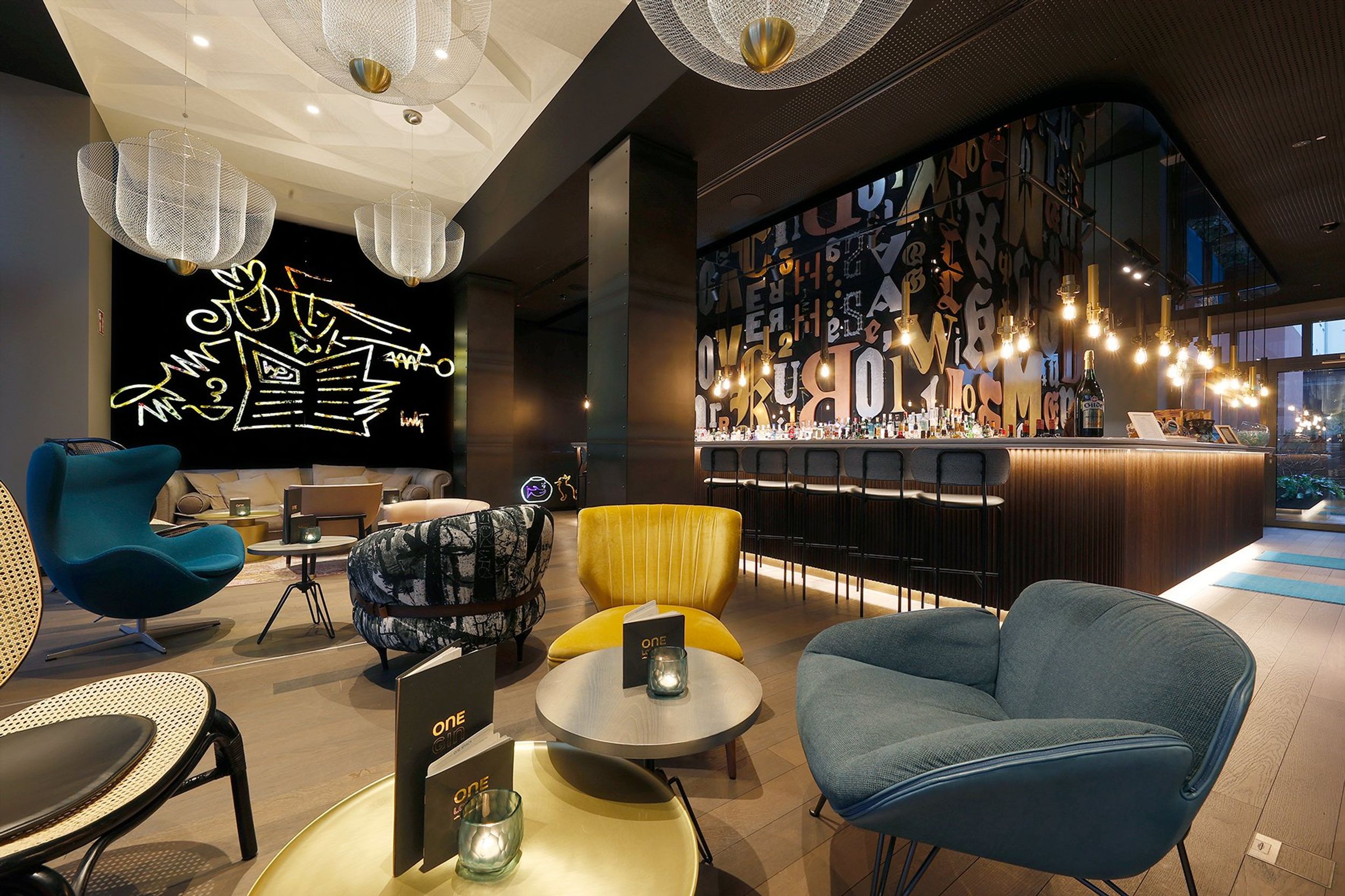 Hotel Hannover Oper Motel One Lounge und Bar mit mehreren Sitzgelegenheiten