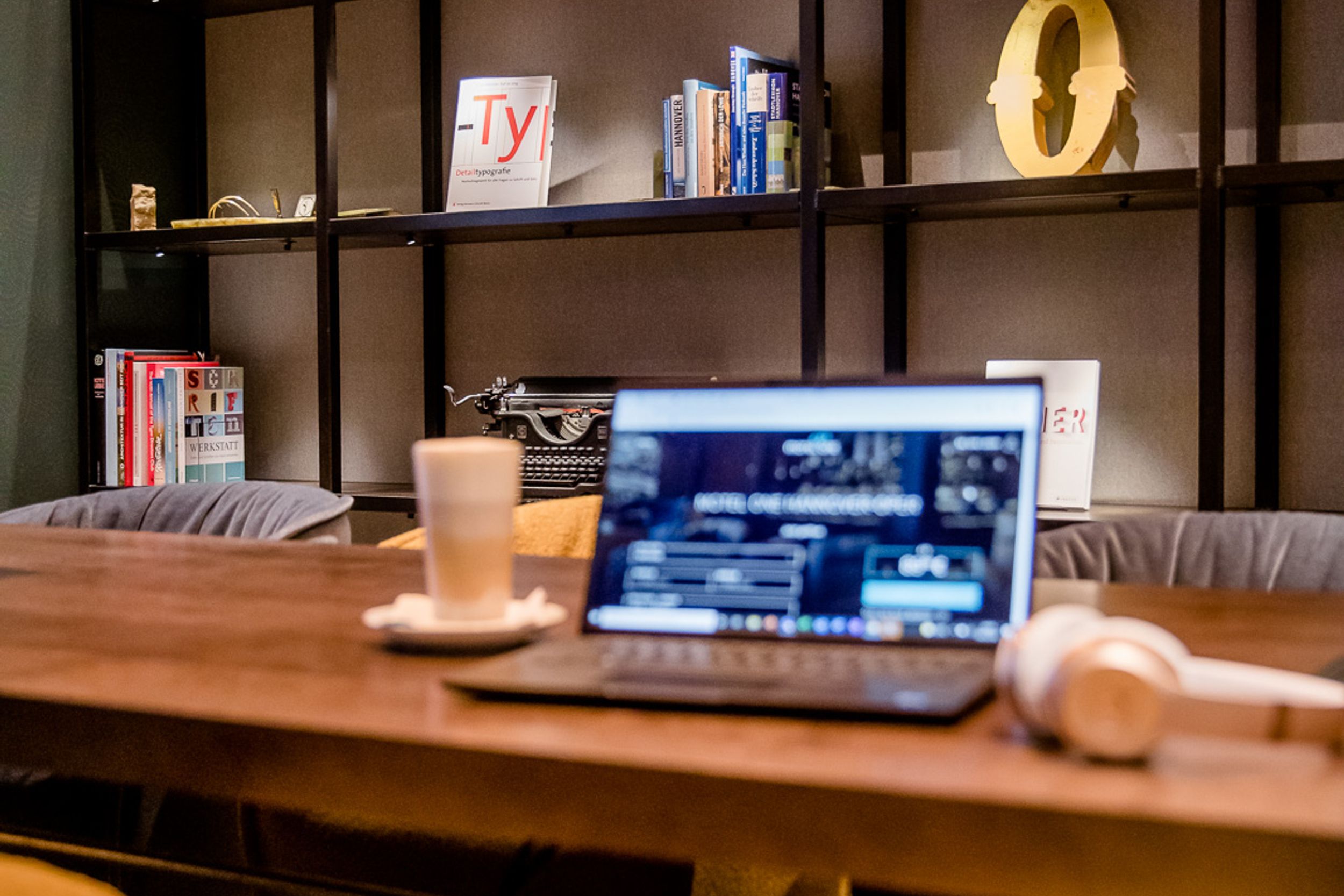 Designhotel Hannover Oper Motel One Meetingraum mit Laptop auf Kaffee auf dem Tisch