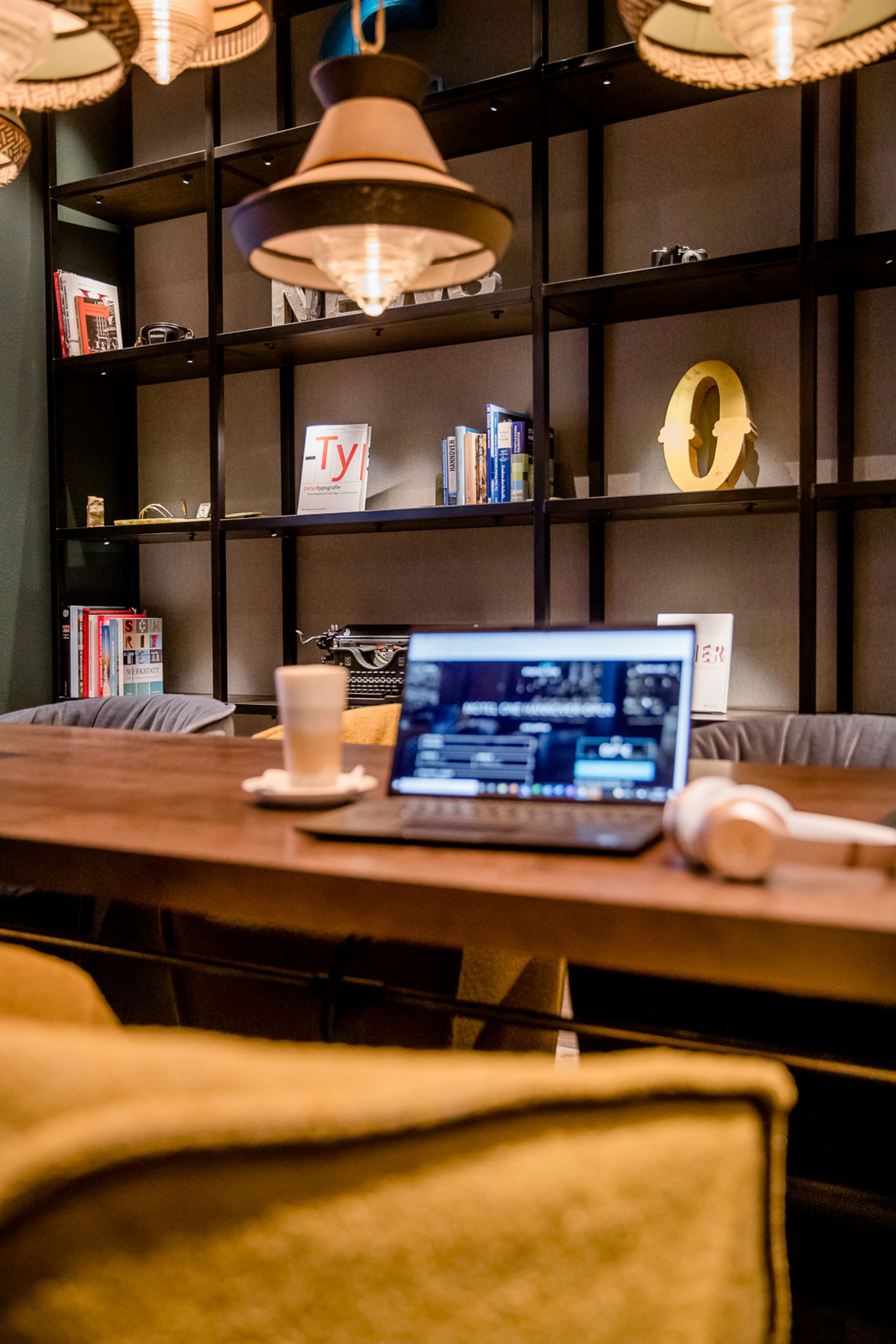 Designhotel Hannover Oper Motel One Meetingraum mit Laptop auf Kaffee auf dem Tisch