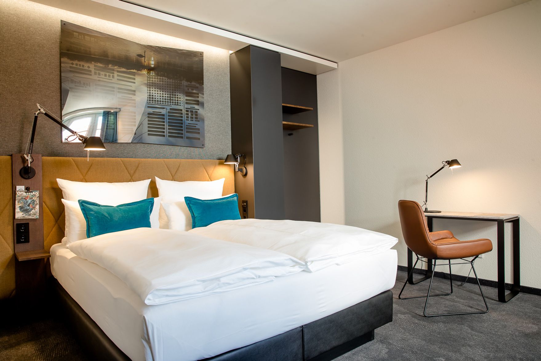 hotel Hanover Oper Motel One bright room with bed, table and chair