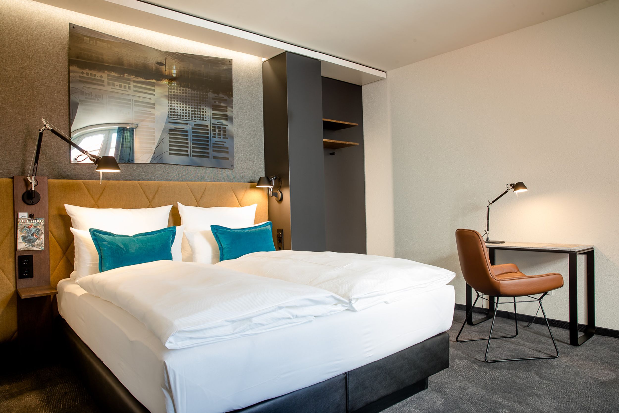 Hotel Hannover Oper Motel One helles Zimmer mit Bett sowie Tisch und Stuhl
