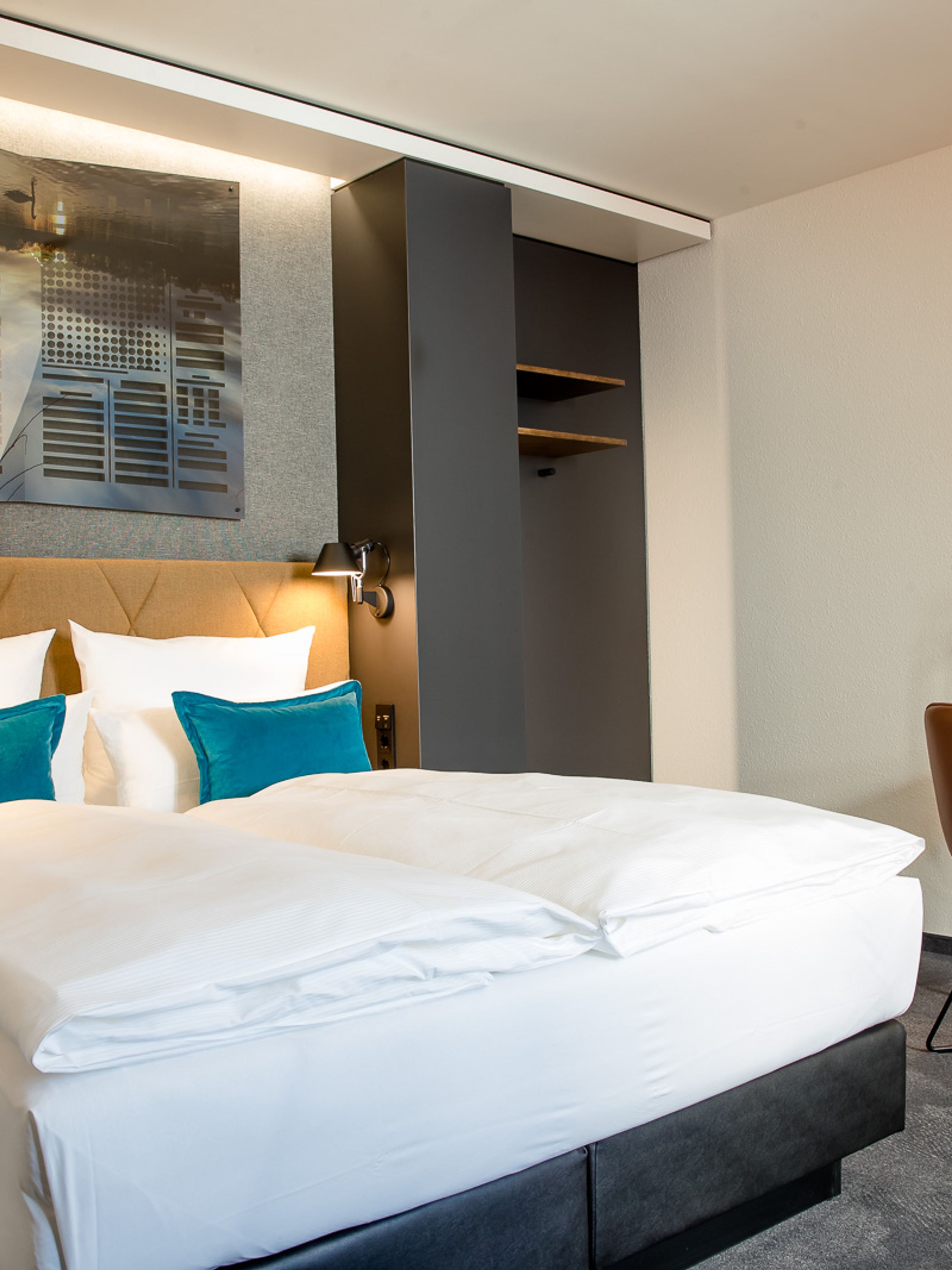 Hotel Hannover Oper Motel One helles Zimmer mit Bett sowie Tisch und Stuhl