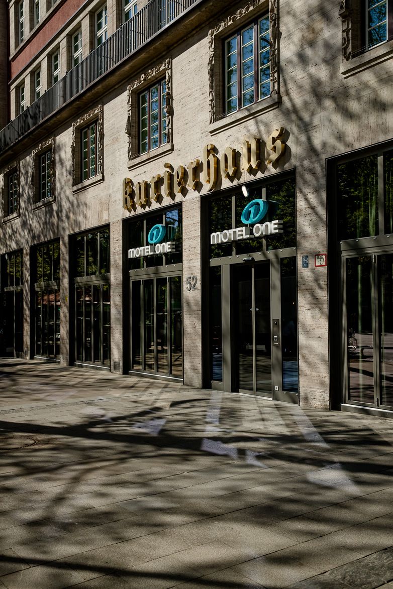 hotel Hanover Oper Motel One view of the entrance door from the outside