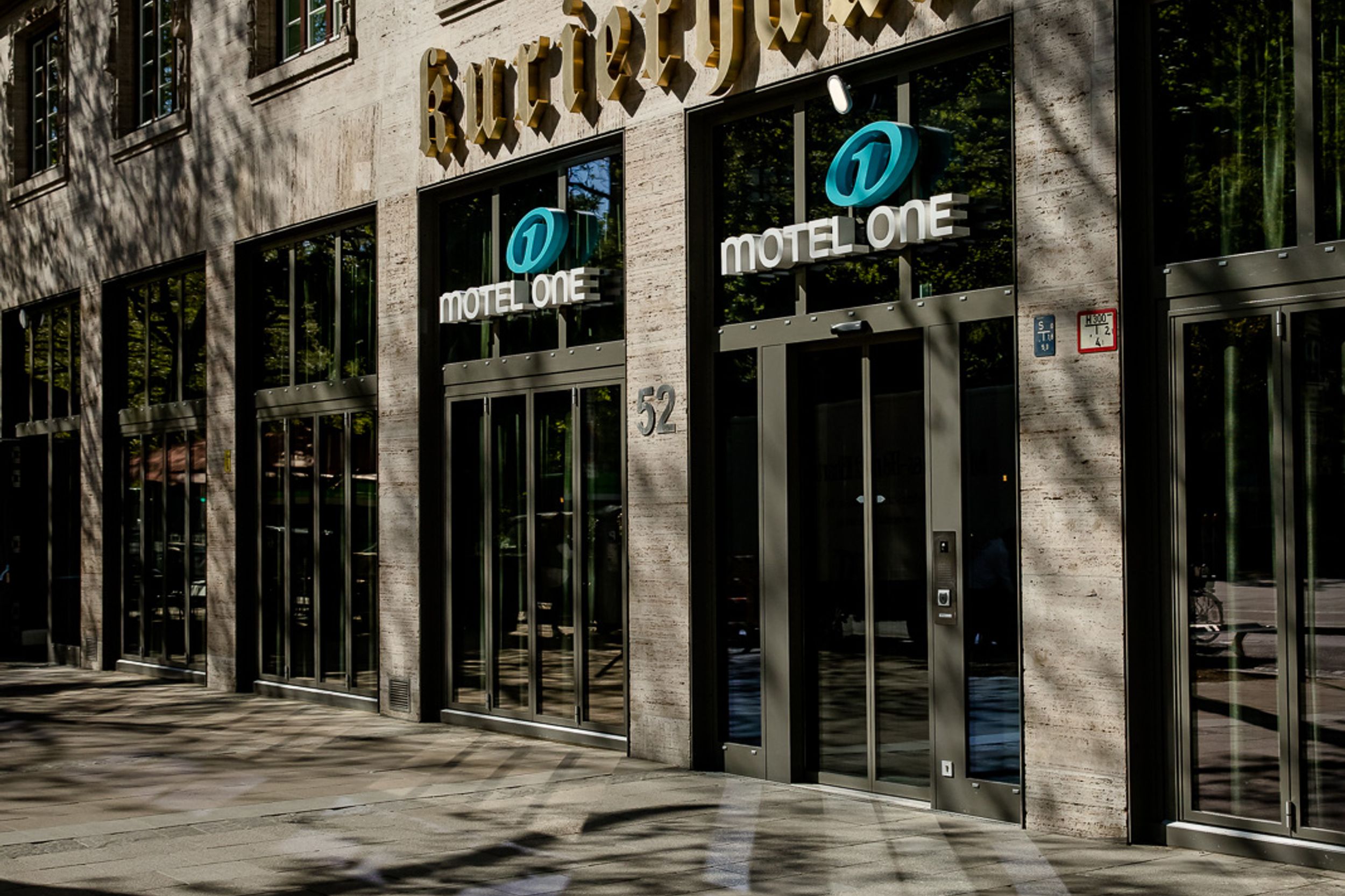 Hotel Hannover Oper Motel One Blick von außen auf die Eingangstür