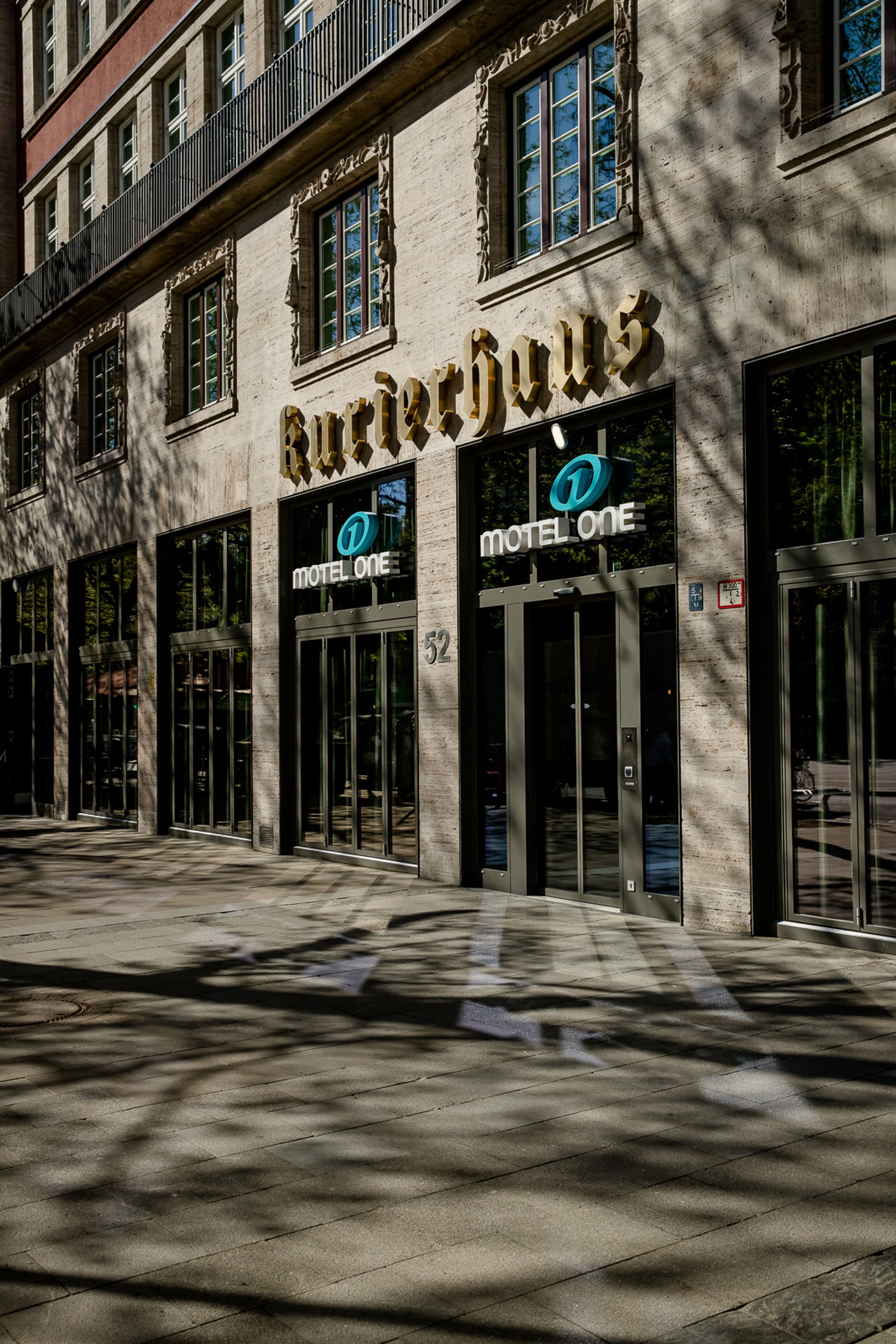 Hotel Hannover Oper Motel One Blick von außen auf die Eingangstür