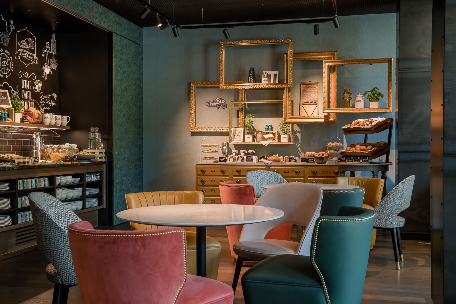 Hotel Hannover Oper Motel One Frühstücksbuffet mit Tisch und Stühlen