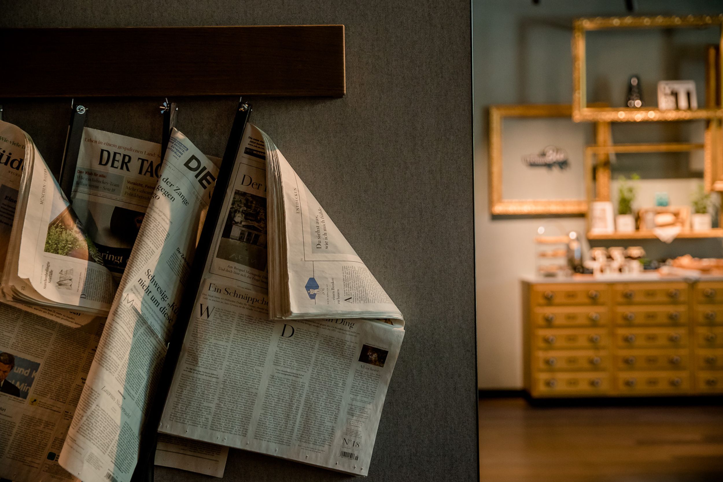Design Hotel Hannover Oper Motel One Nahaufnahme Zeitungen an der Wand