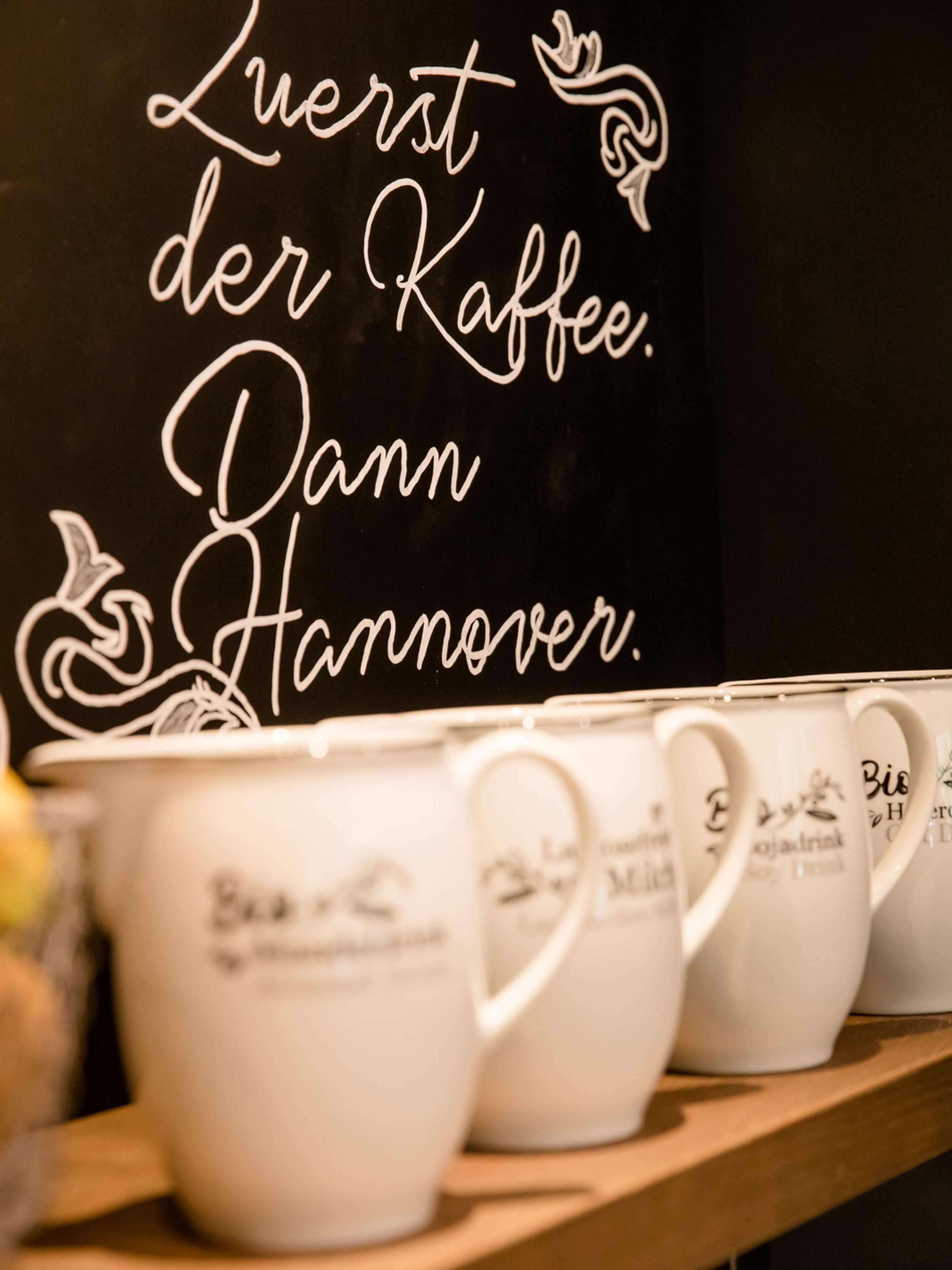 Hotel Hannover Oper Motel One Nahaufnahme Kaffeeecke mit Milchkannen