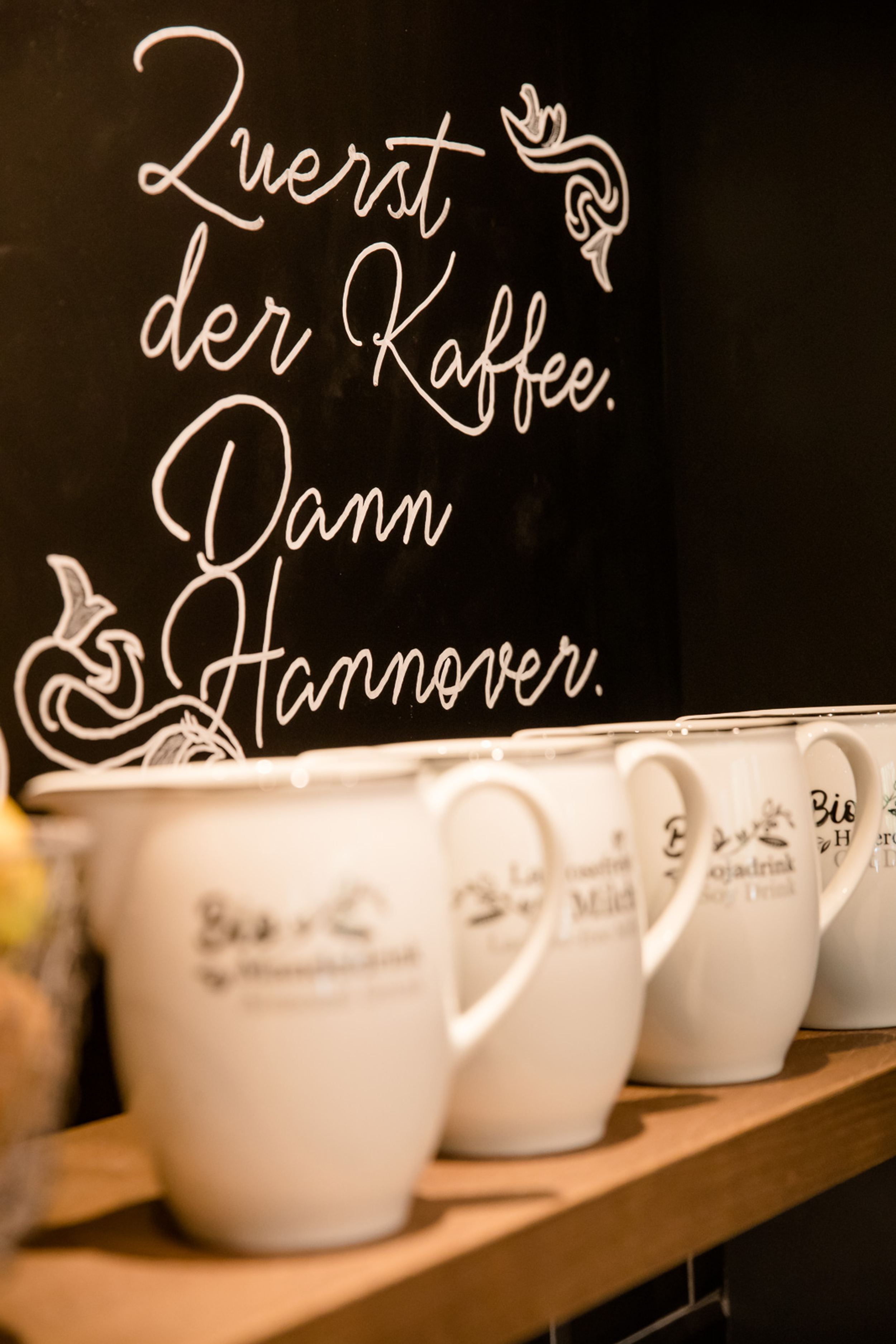 Hotel Hannover Oper Motel One Nahaufnahme Kaffeeecke mit Milchkannen