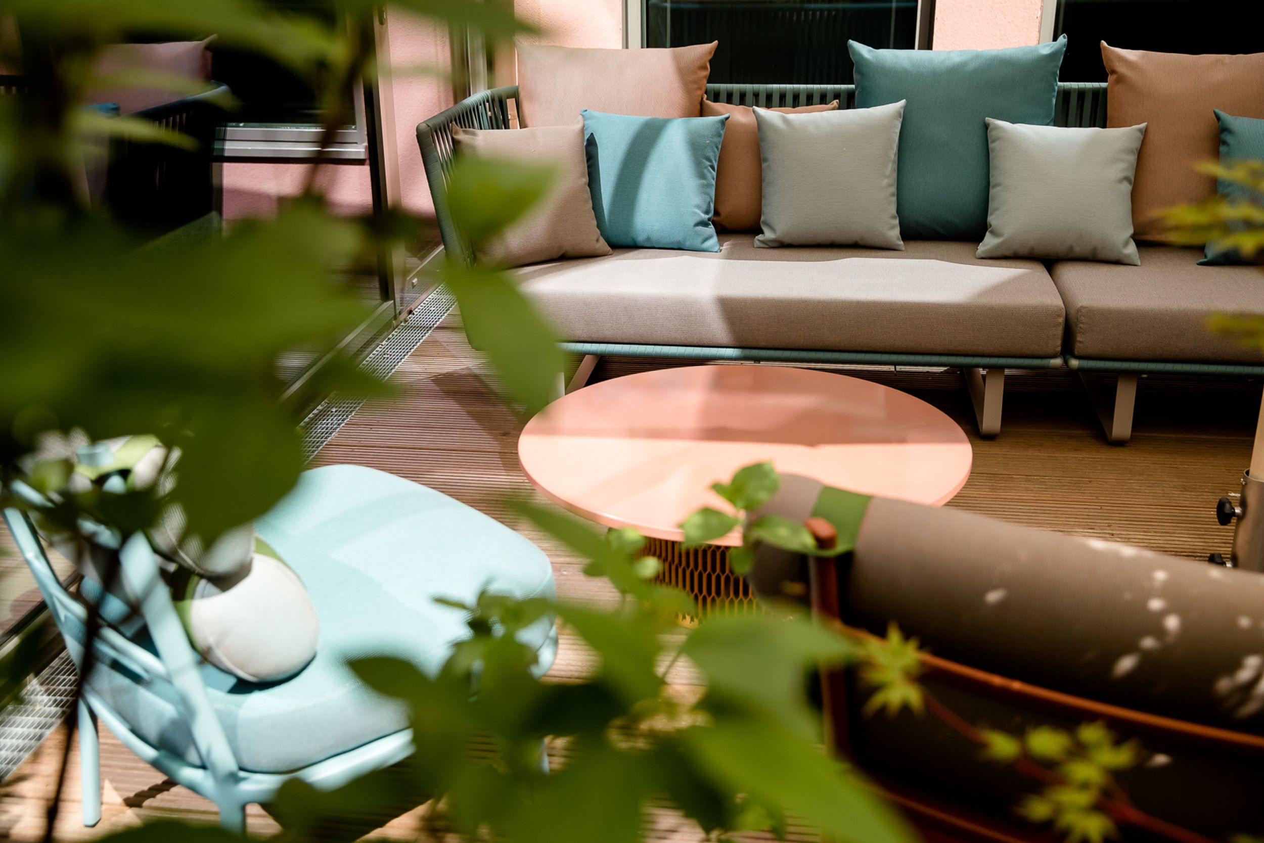 Hotel Hannover Oper Motel One Terrasse mit Sitzgelegenheiten und Sonnenstrahlen