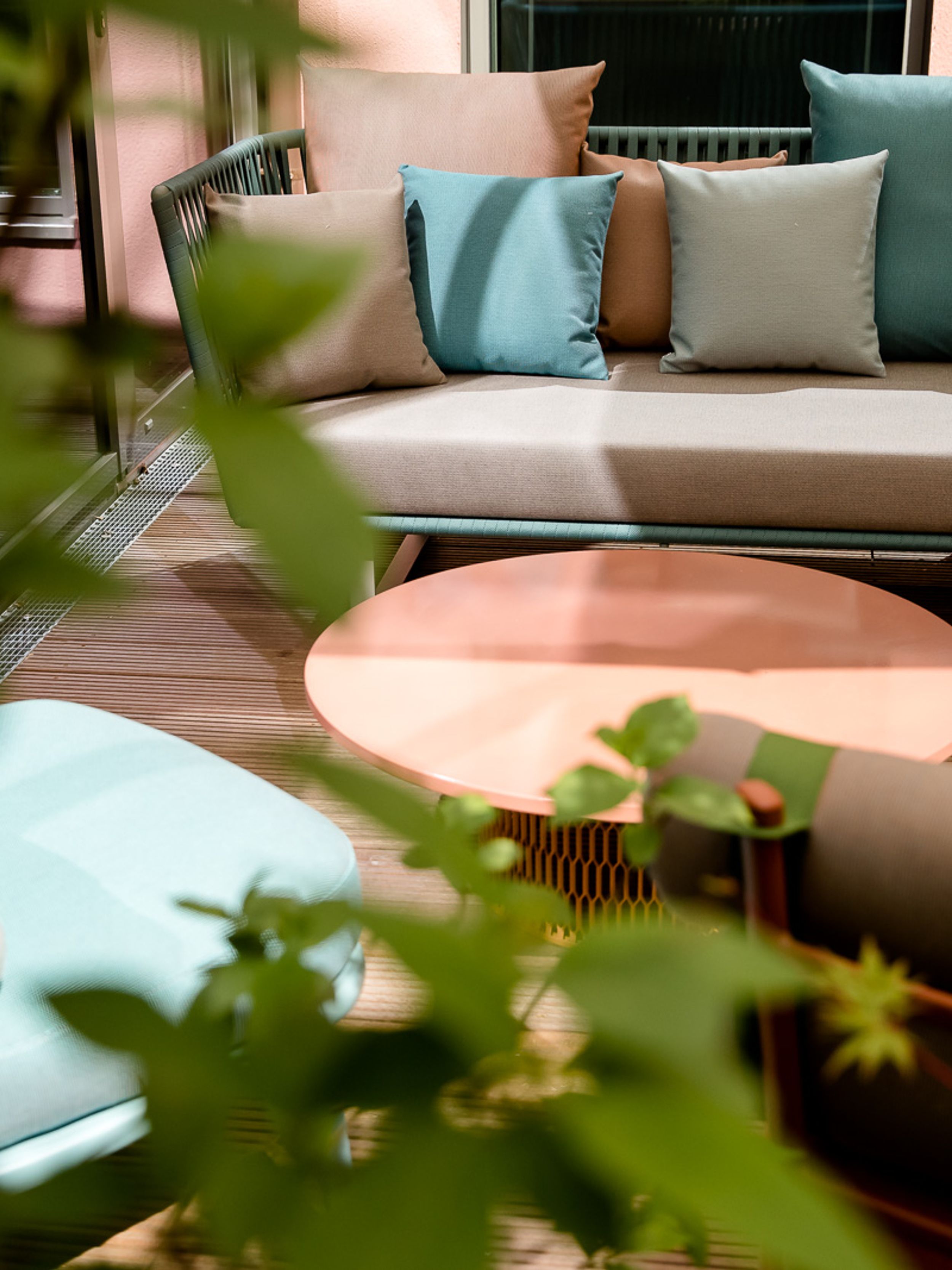 Hotel Hannover Oper Motel One Terrasse mit Sitzgelegenheiten und Sonnenstrahlen