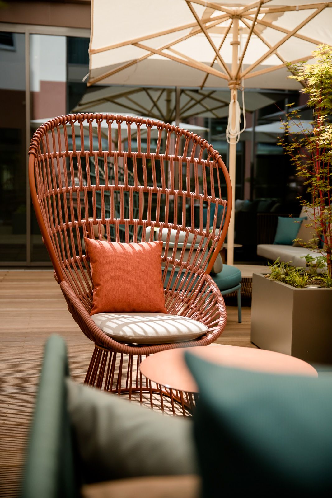 Hotel Hannover Oper Motel One Nahaufnahme roter Stuhl auf großer Terrasse