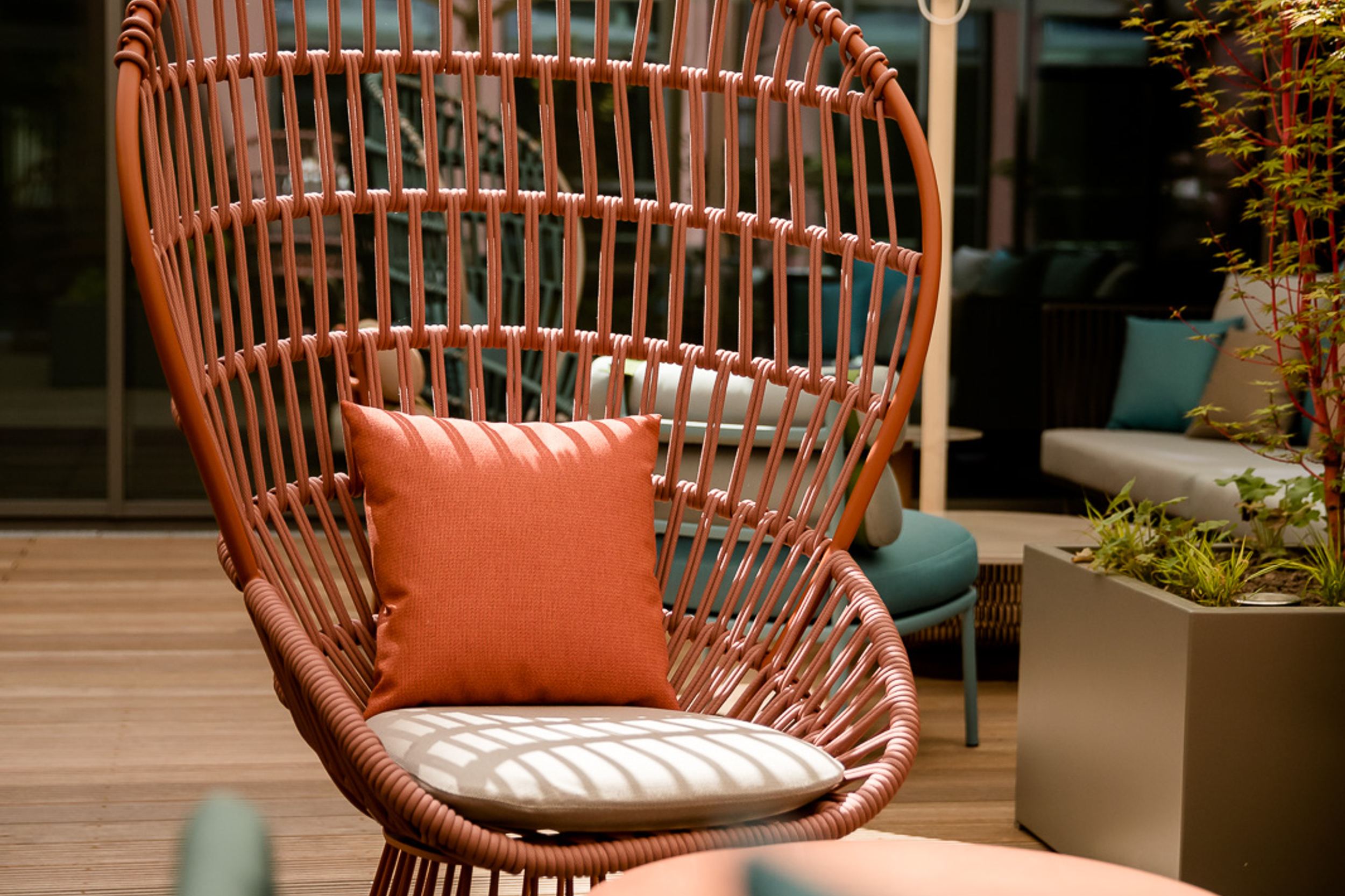 Hotel Hannover Oper Motel One Nahaufnahme roter Stuhl auf großer Terrasse