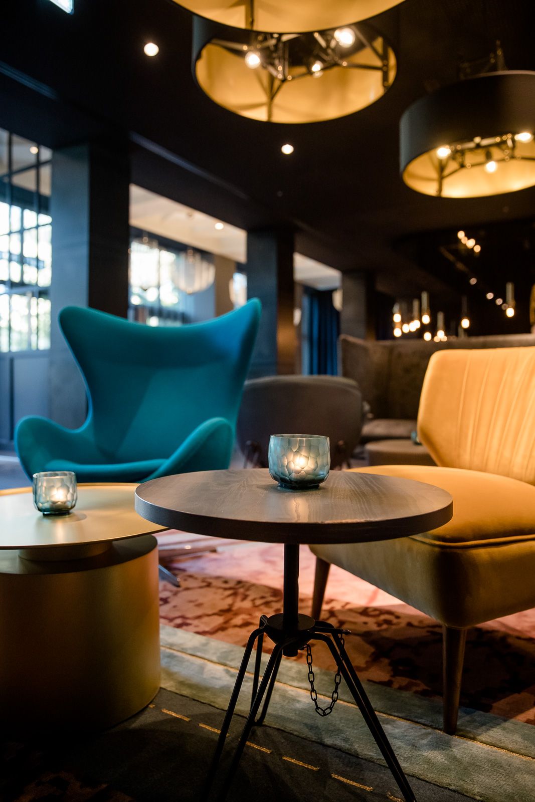 Designhotel Hannover Oper Motel One Nahaufnahme Beistelltisch und Sessel sowie Egg chair in Lounge