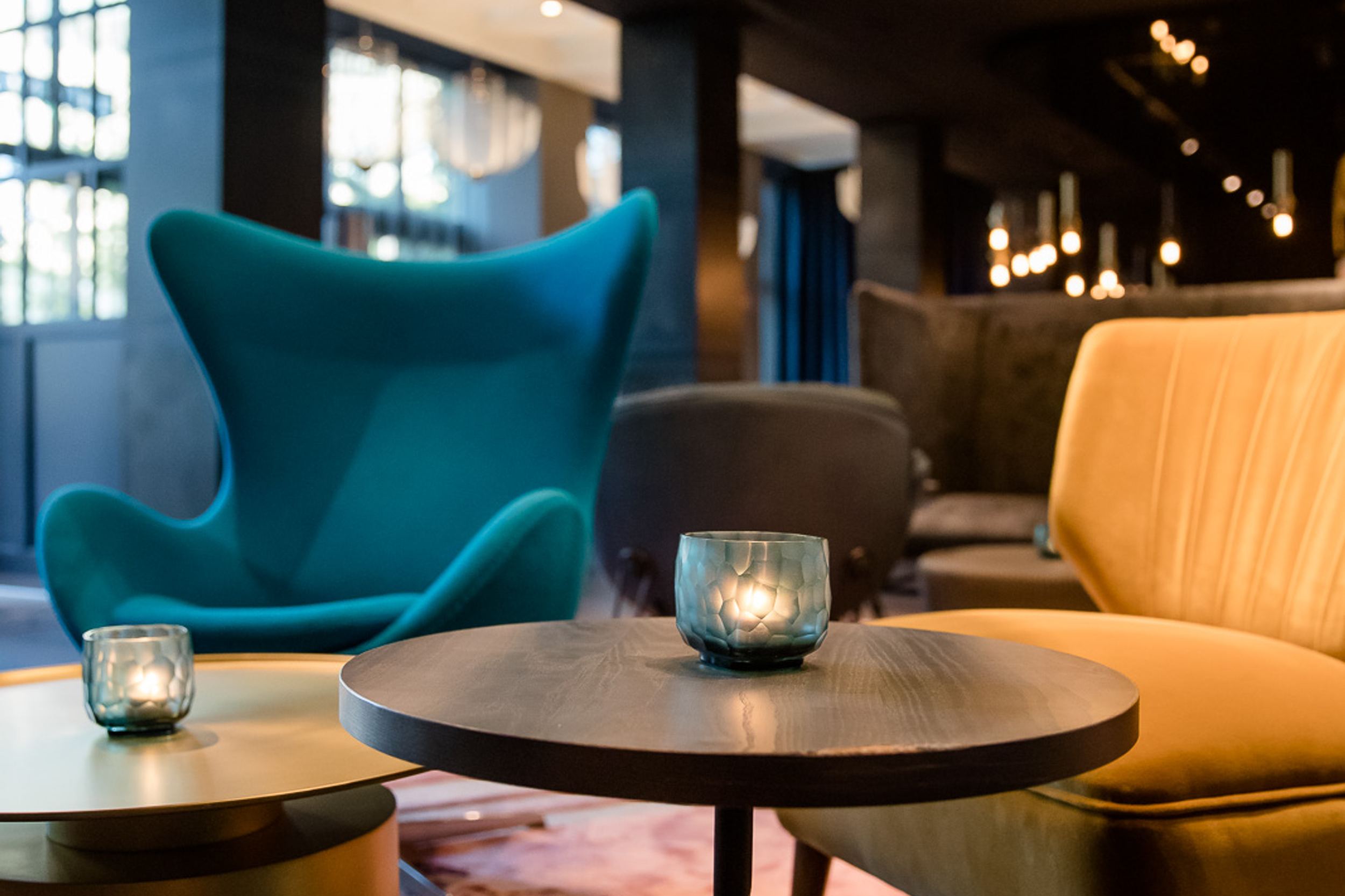 Designhotel Hannover Oper Motel One Nahaufnahme Beistelltisch und Sessel sowie Egg chair in Lounge