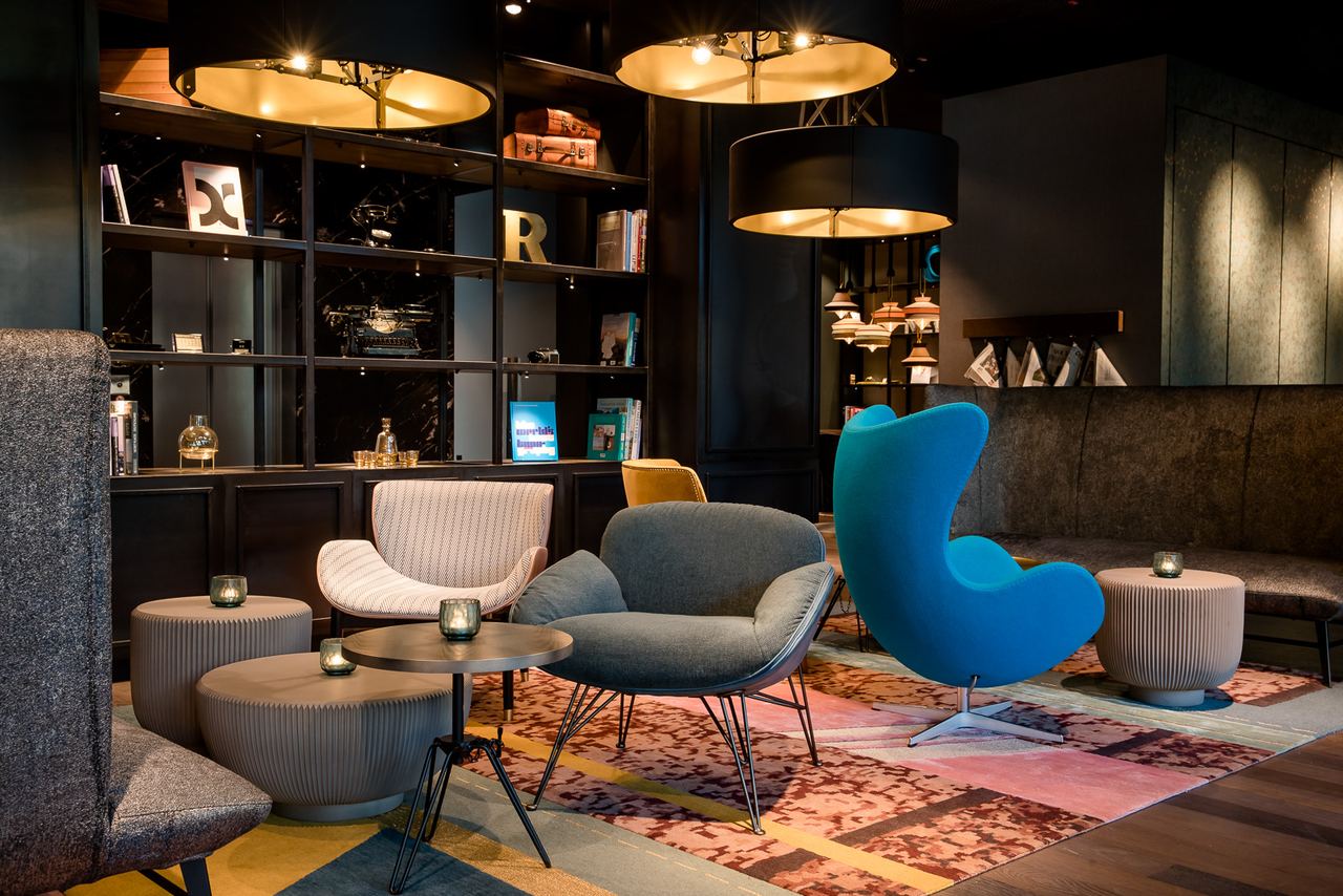 hotel Hanover Oper Motel One lounge with armchairs and egg chair in turquoise