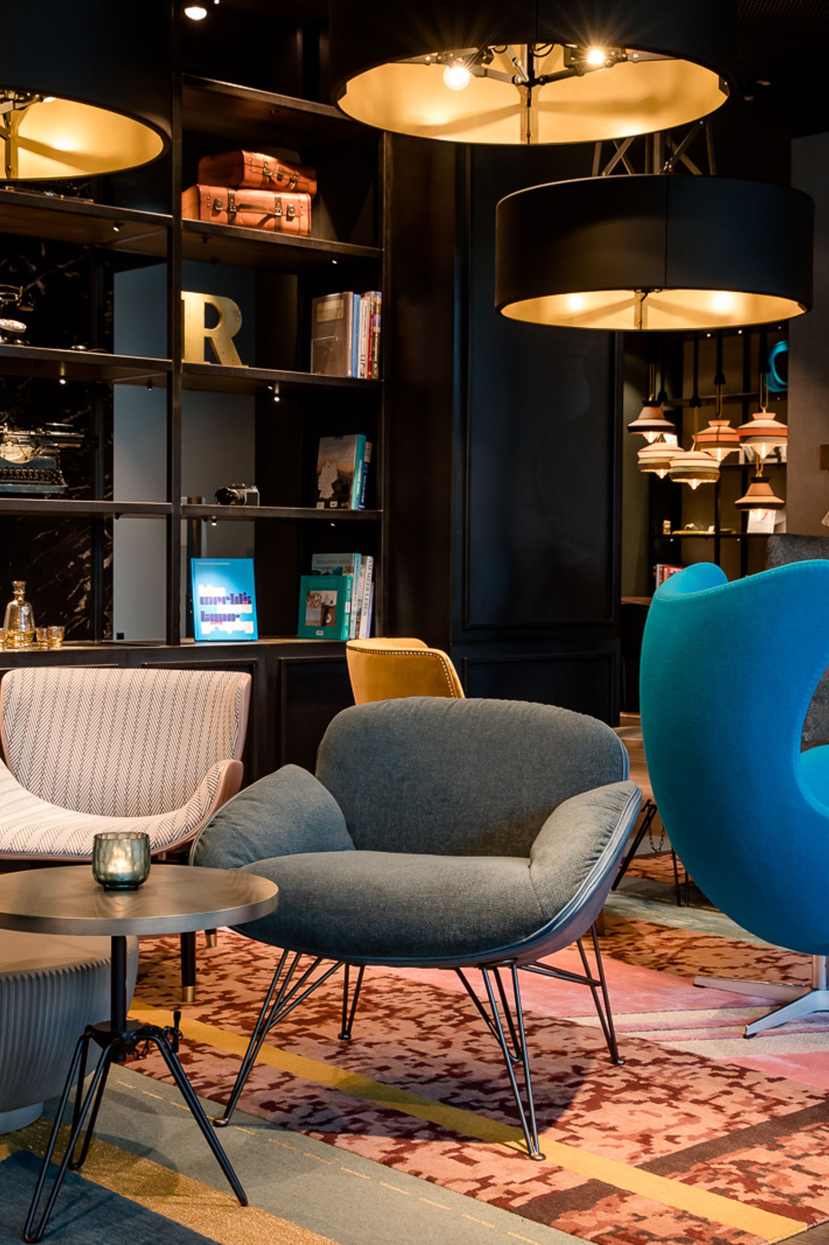 Hotel Hannover Oper Motel One Lounge mit Sesseln und Egg chair in türkis