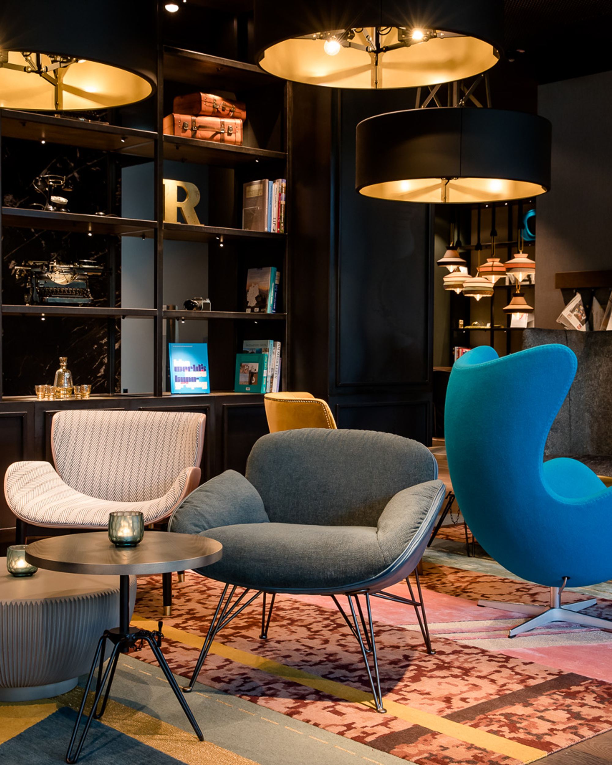 Hotel Hannover Oper Motel One Lounge mit Sesseln und Egg chair in türkis