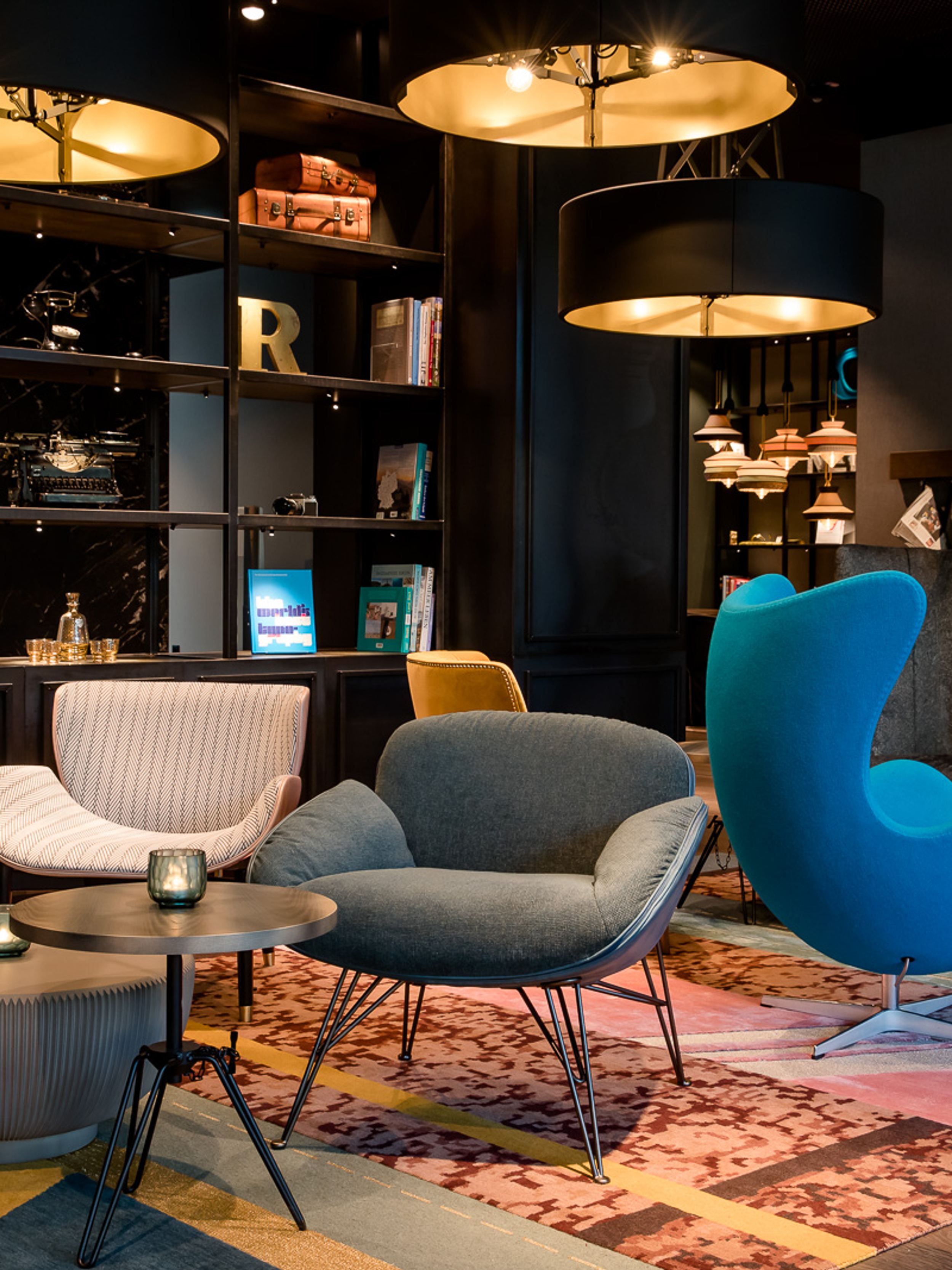 Hotel Hannover Oper Motel One Lounge mit Sesseln und Egg chair in türkis