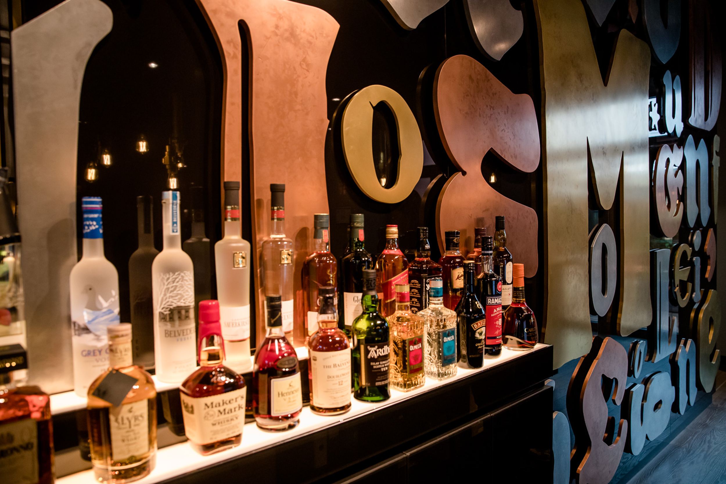 Designhotel Hannover Oper Motel One Bar mit Spirituosen