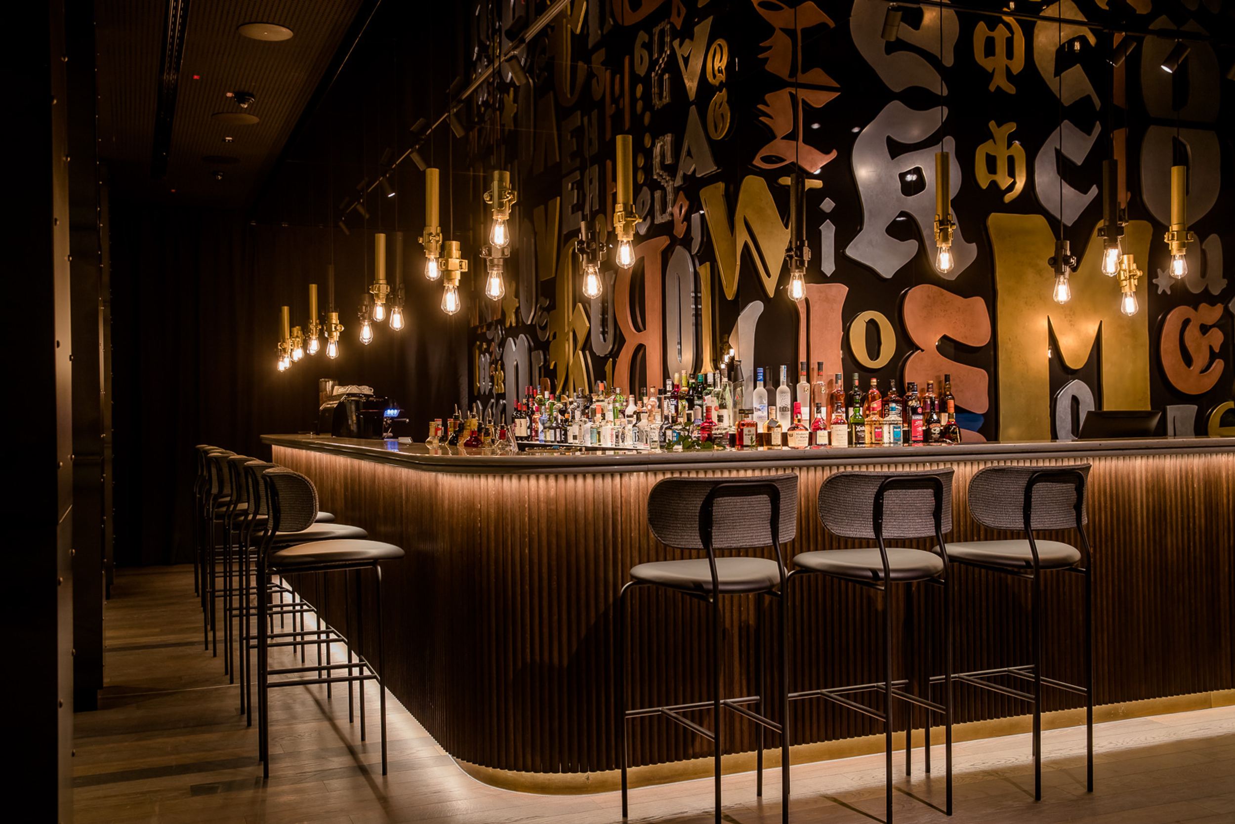 Designhotel Hannover Oper Motel One Bar mit mehreren Barhockern am Tresen