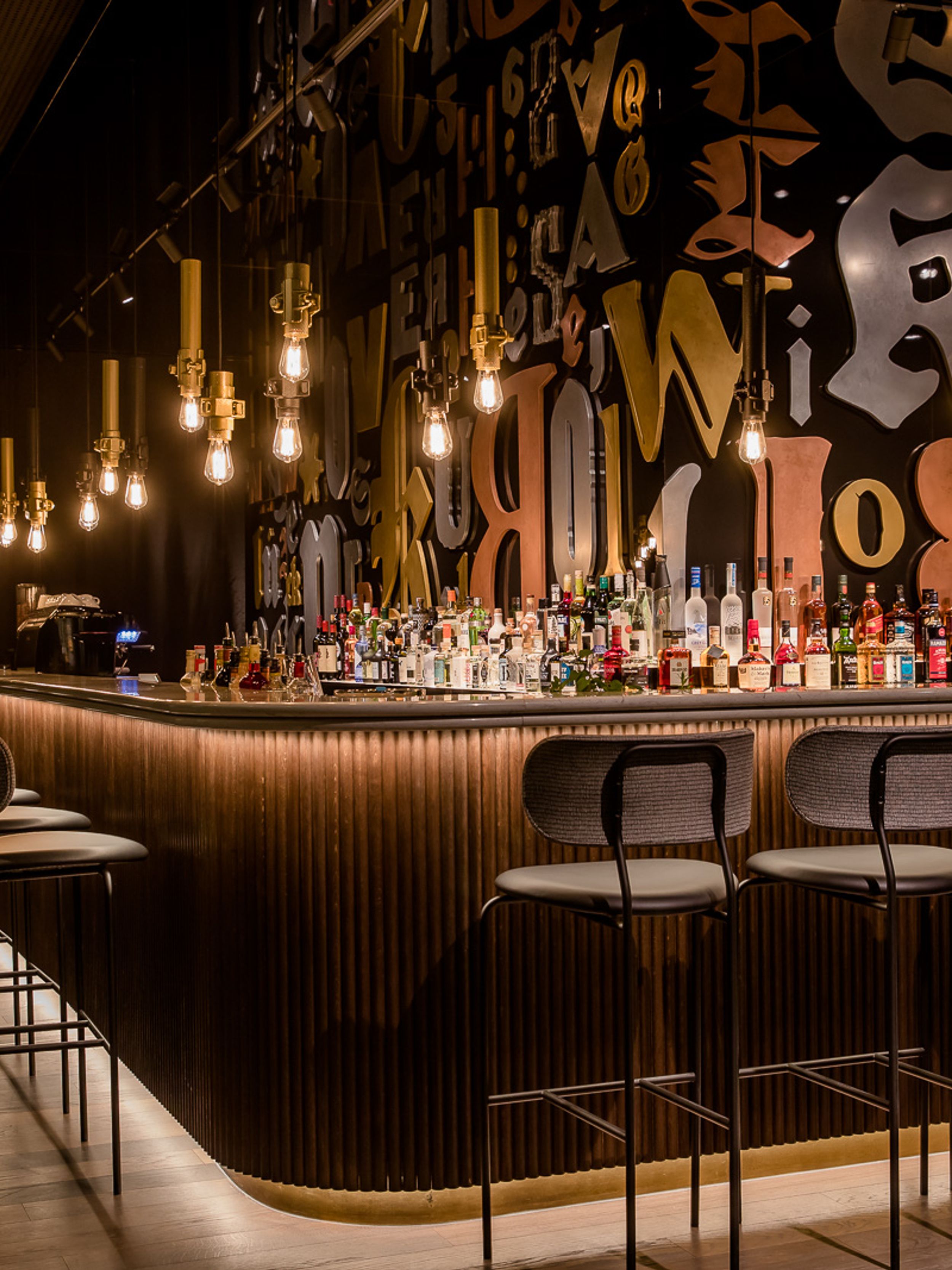 Designhotel Hannover Oper Motel One Bar mit mehreren Barhockern am Tresen