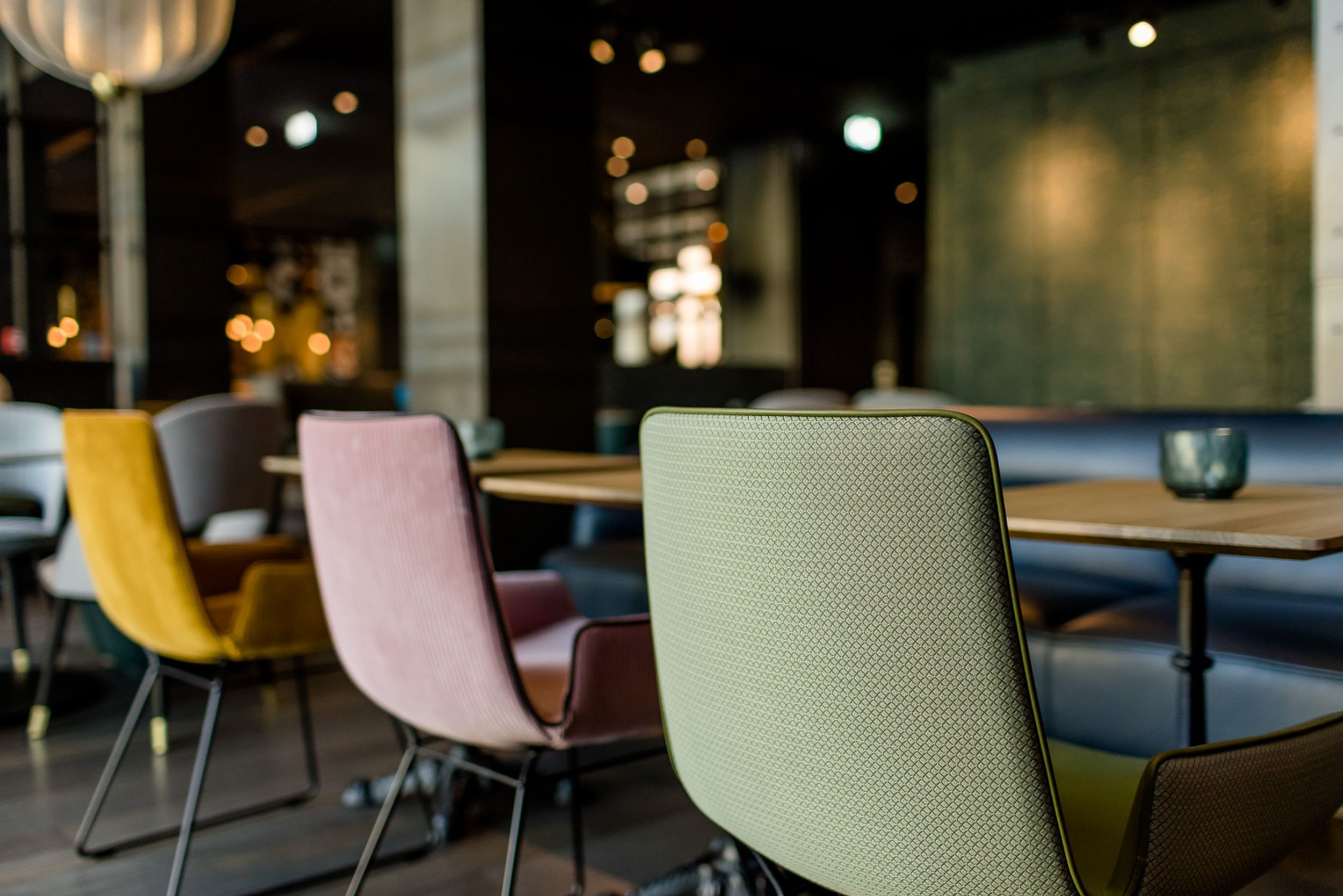 Designhotel Hannover Oper Motel One Nahaufnahme auf Stühle in unterschiedlichen Farben