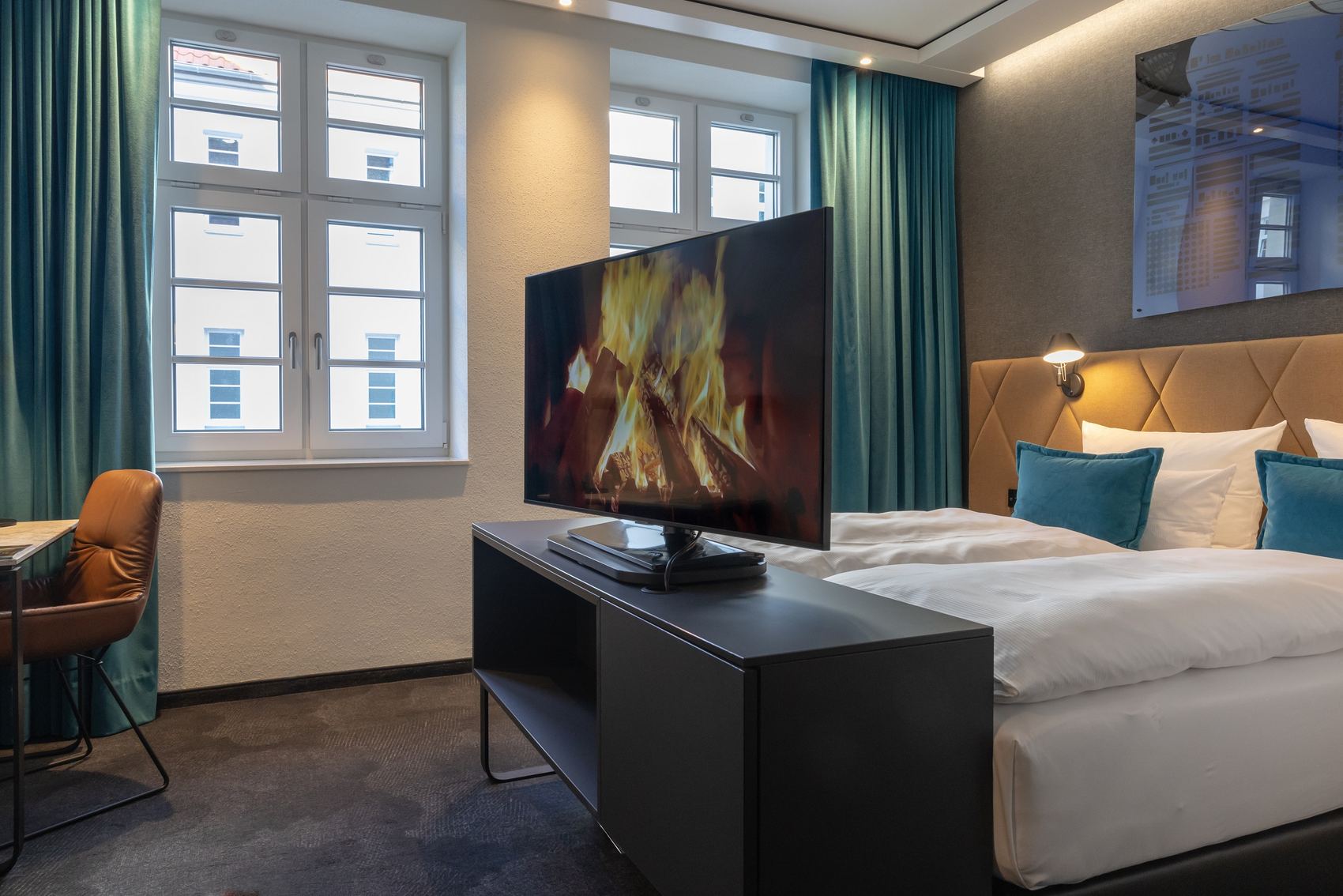 Designhotel Hannover Oper Motel One großes Zimmer mit Doppelbett und Fernseher