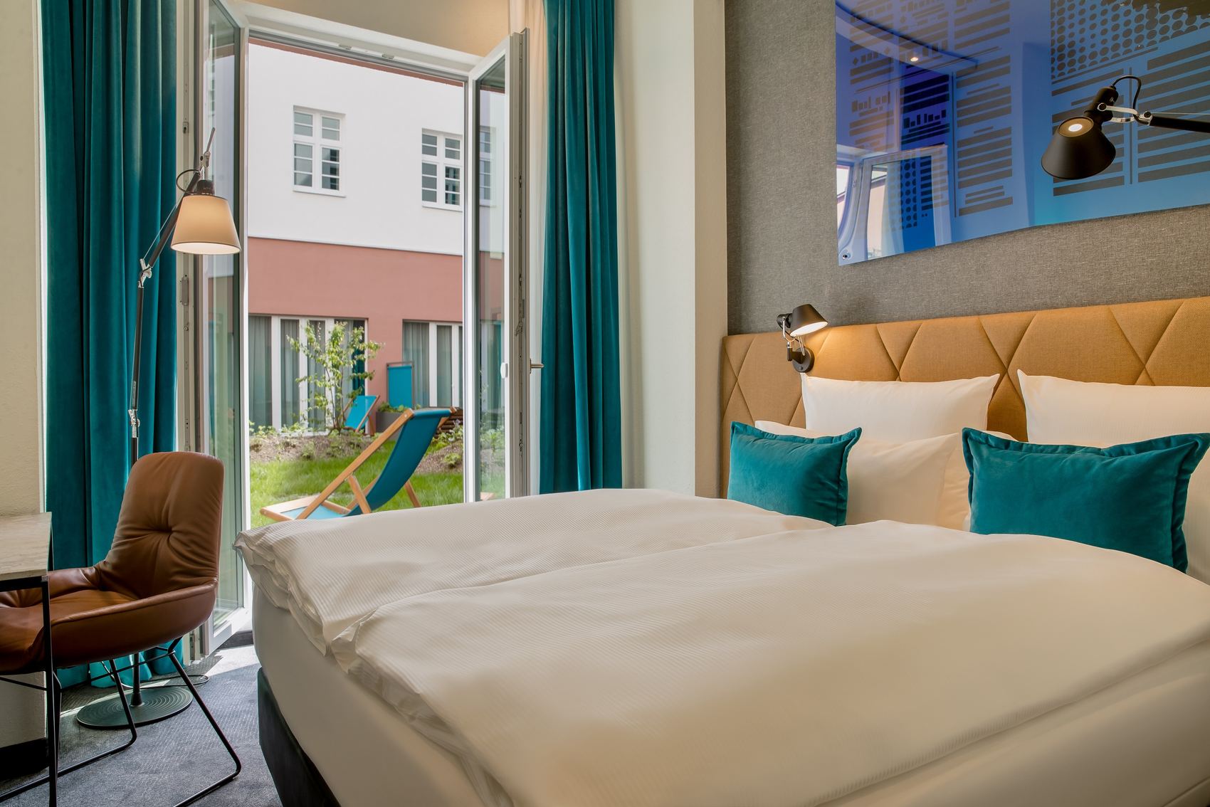 Designhotel Hannover Oper Motel One Zimmer mit Terrasse und Liegestuhl