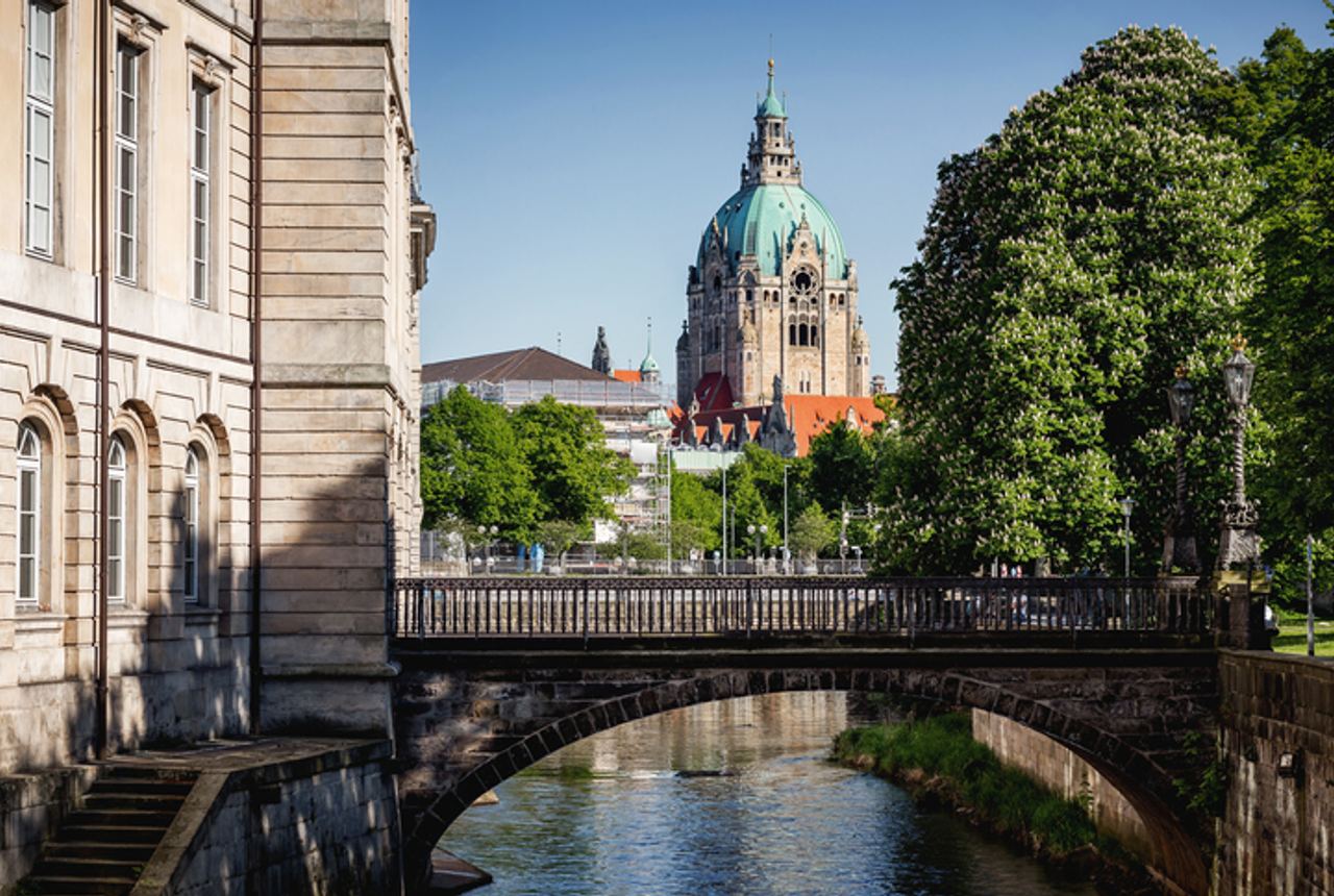 Hotels Hannover Stadtbild mit Brücke, Fluss und Kirche