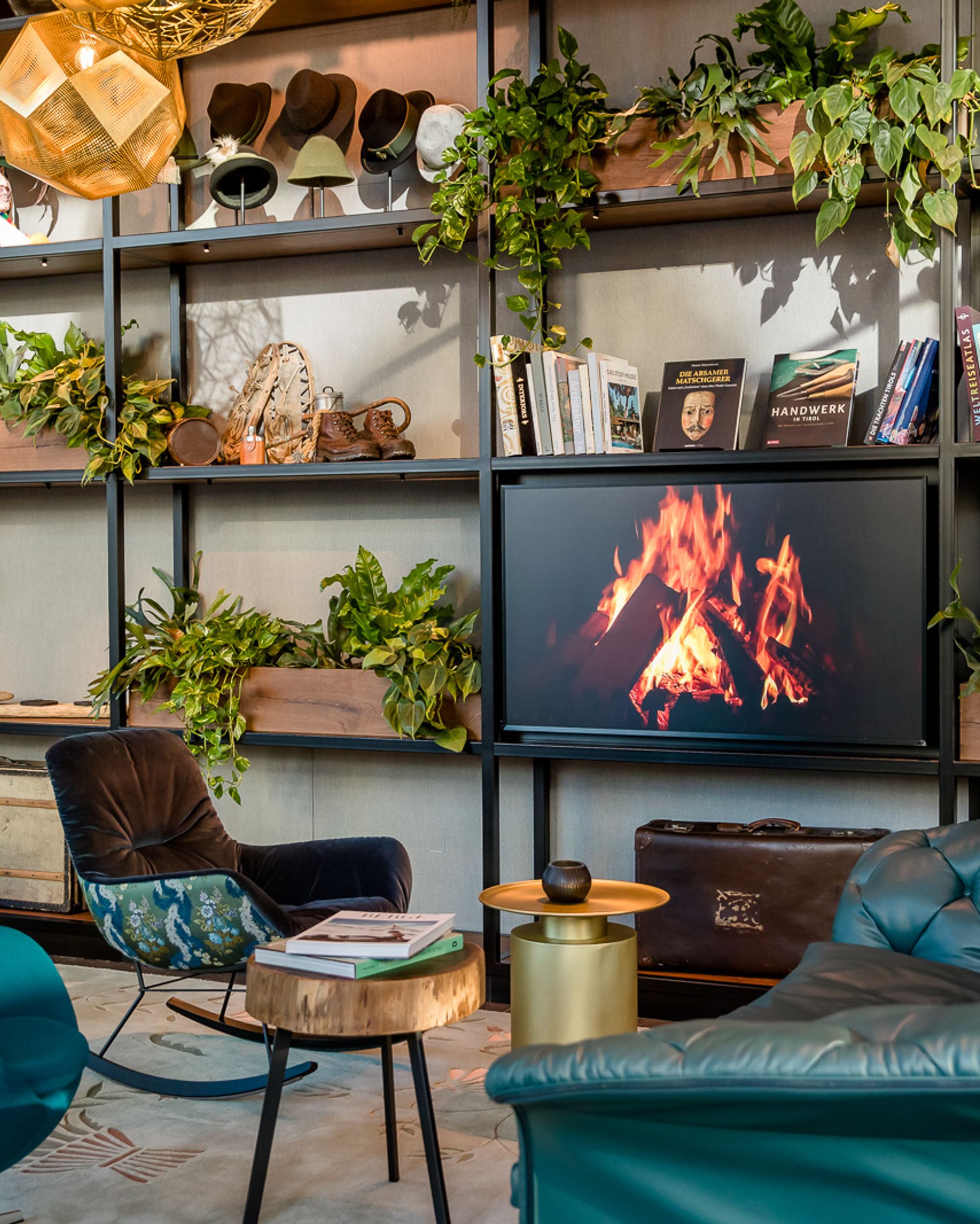 Hotel Innsbruck Motel One mit Sesseln und Sofa vor großem Regal