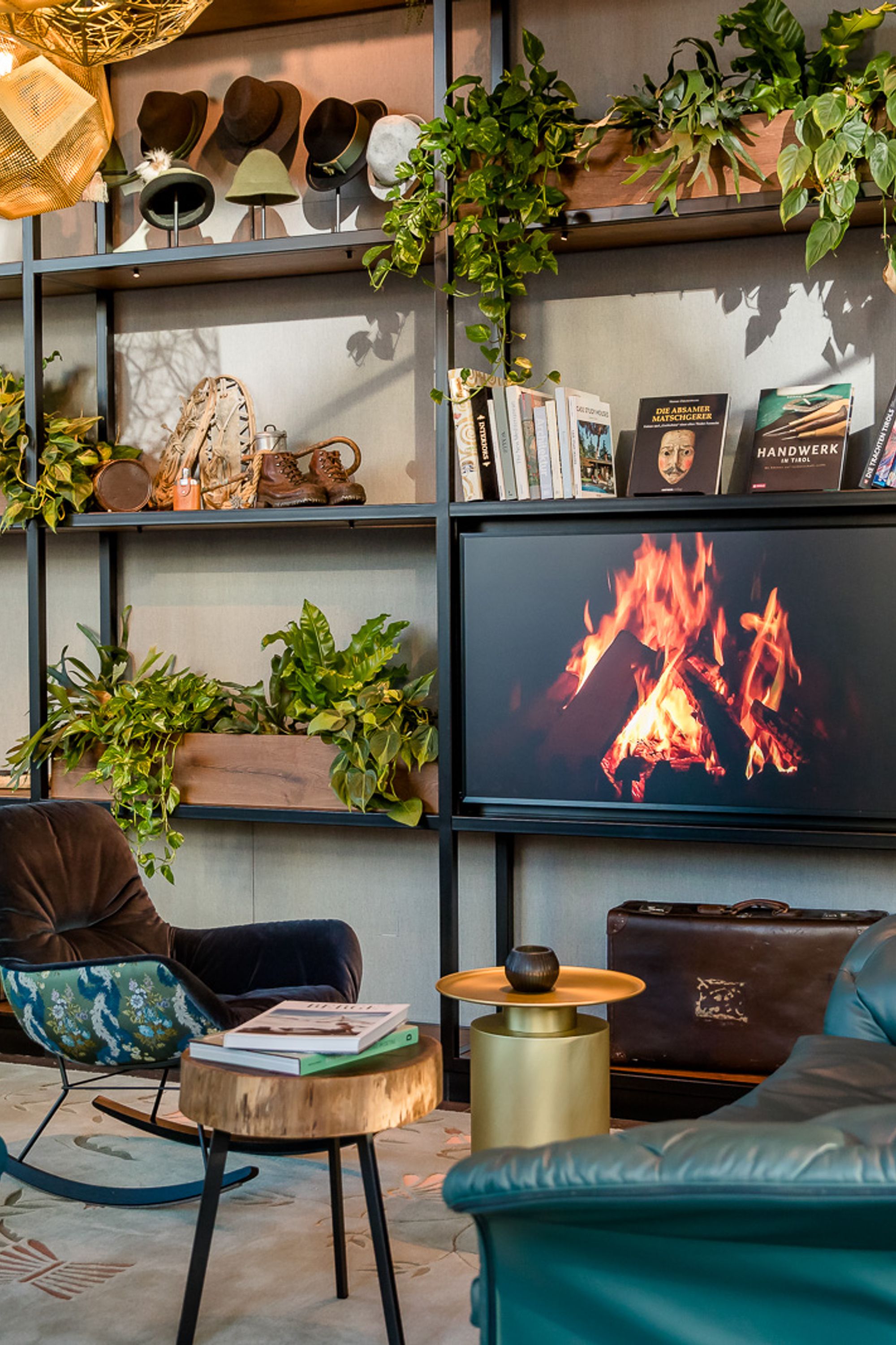 Hotel Innsbruck Motel One mit Sesseln und Sofa vor großem Regal