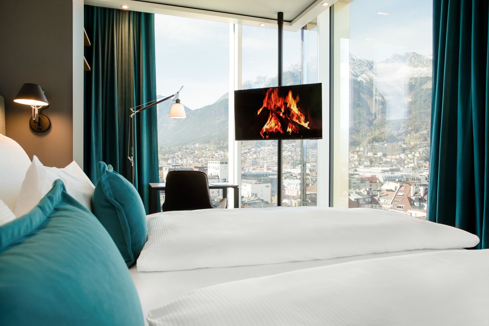 Hotel Innsbruck Motel One Eckzimmer mit fantastischem Panoramablick sowie Doppelbett und TV