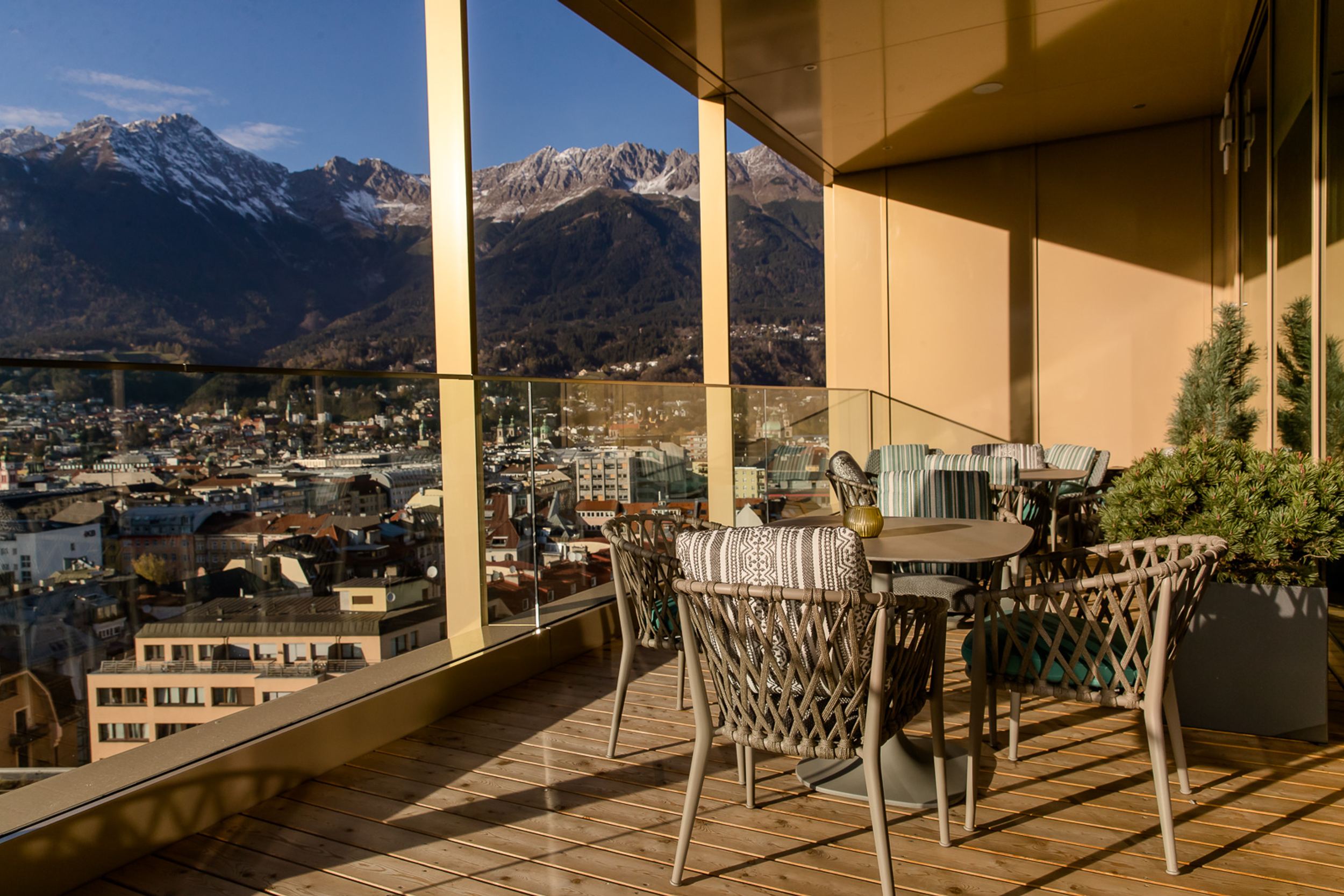 Hotel Innsbruck Motel One Terrasse mit Tischgruppe und Bergpanorama