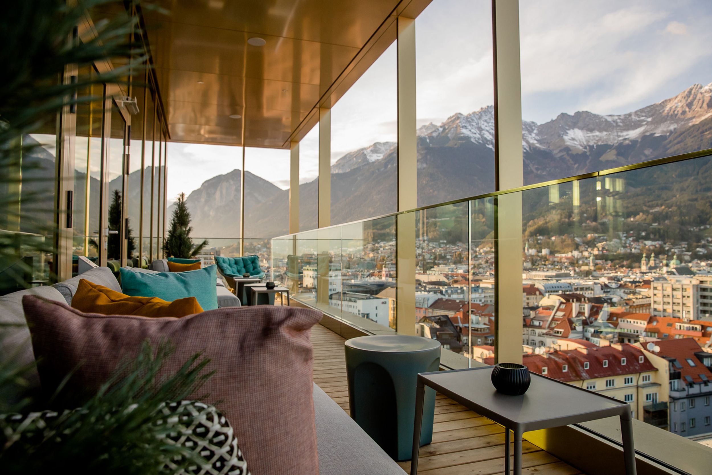 Hotel Innsbruck Motel One Terrasse mit Sitzgelegenheiten und Ausblick auf die Berge und über die Stadt