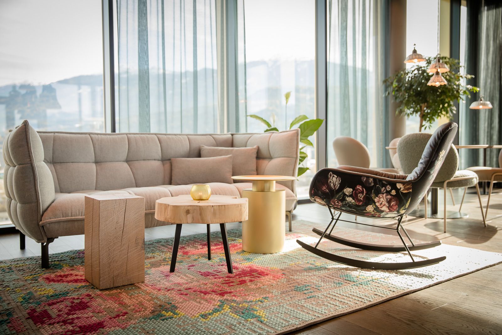 Designhotel Innsbruck Motel One Lounge mit Sessel und Couch vor bodentiefem Fenster