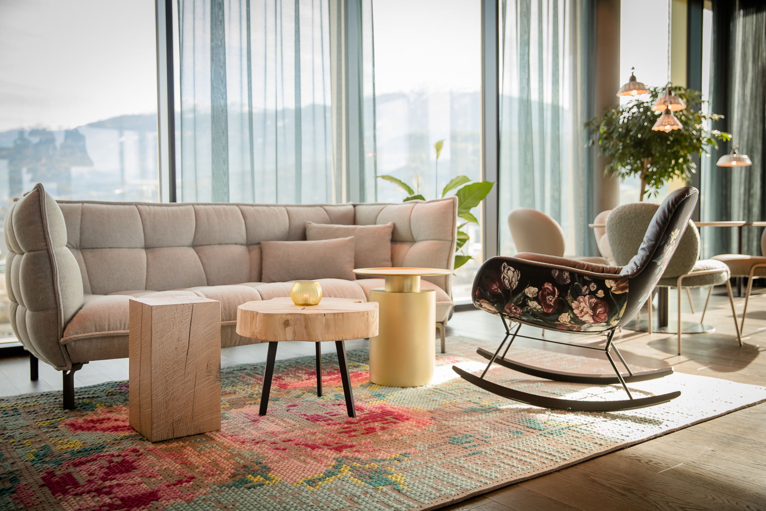 Designhotel Innsbruck Motel One Lounge mit Sessel und Couch vor bodentiefem Fenster