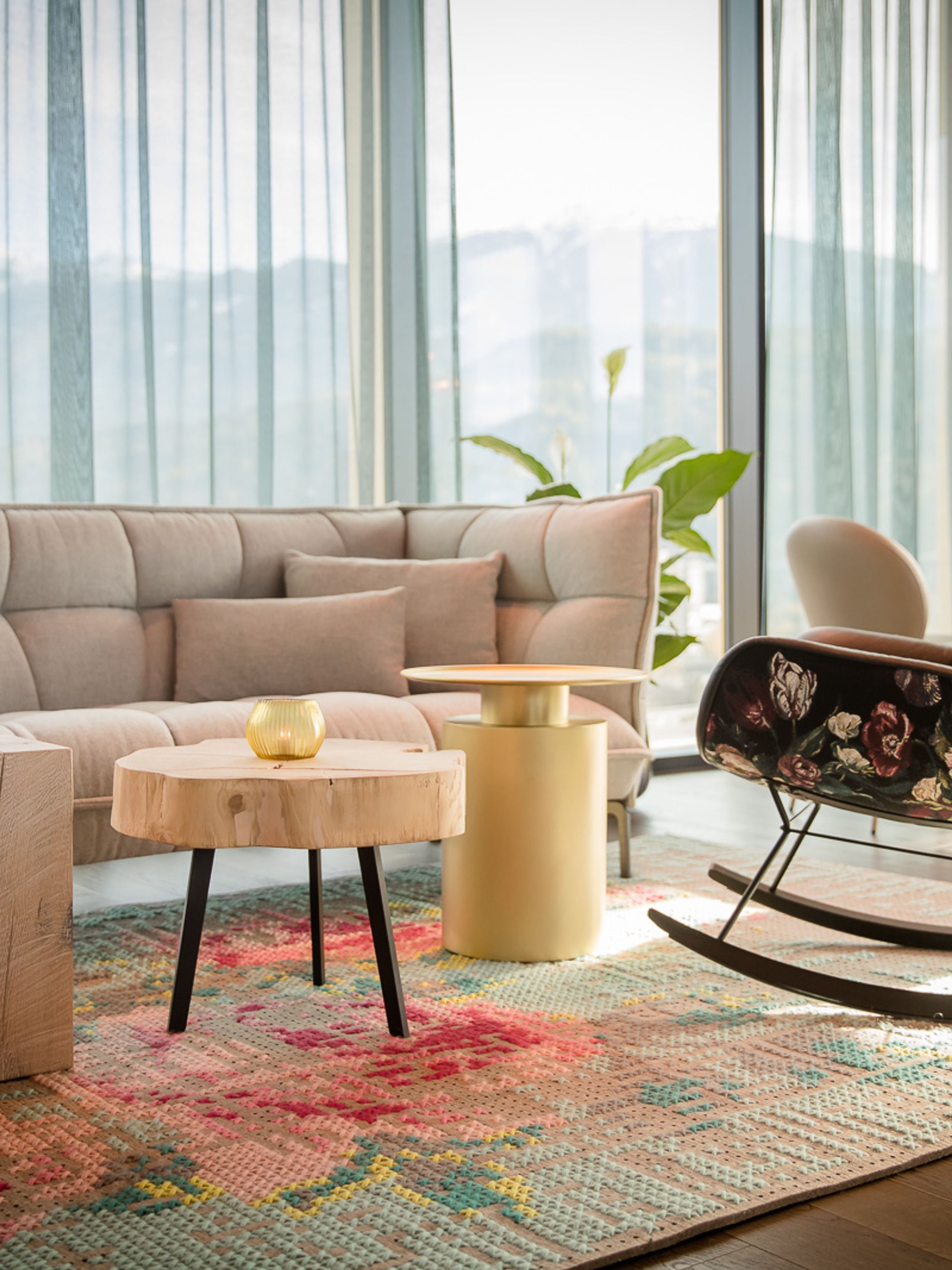 Designhotel Innsbruck Motel One Lounge mit Sessel und Couch vor bodentiefem Fenster