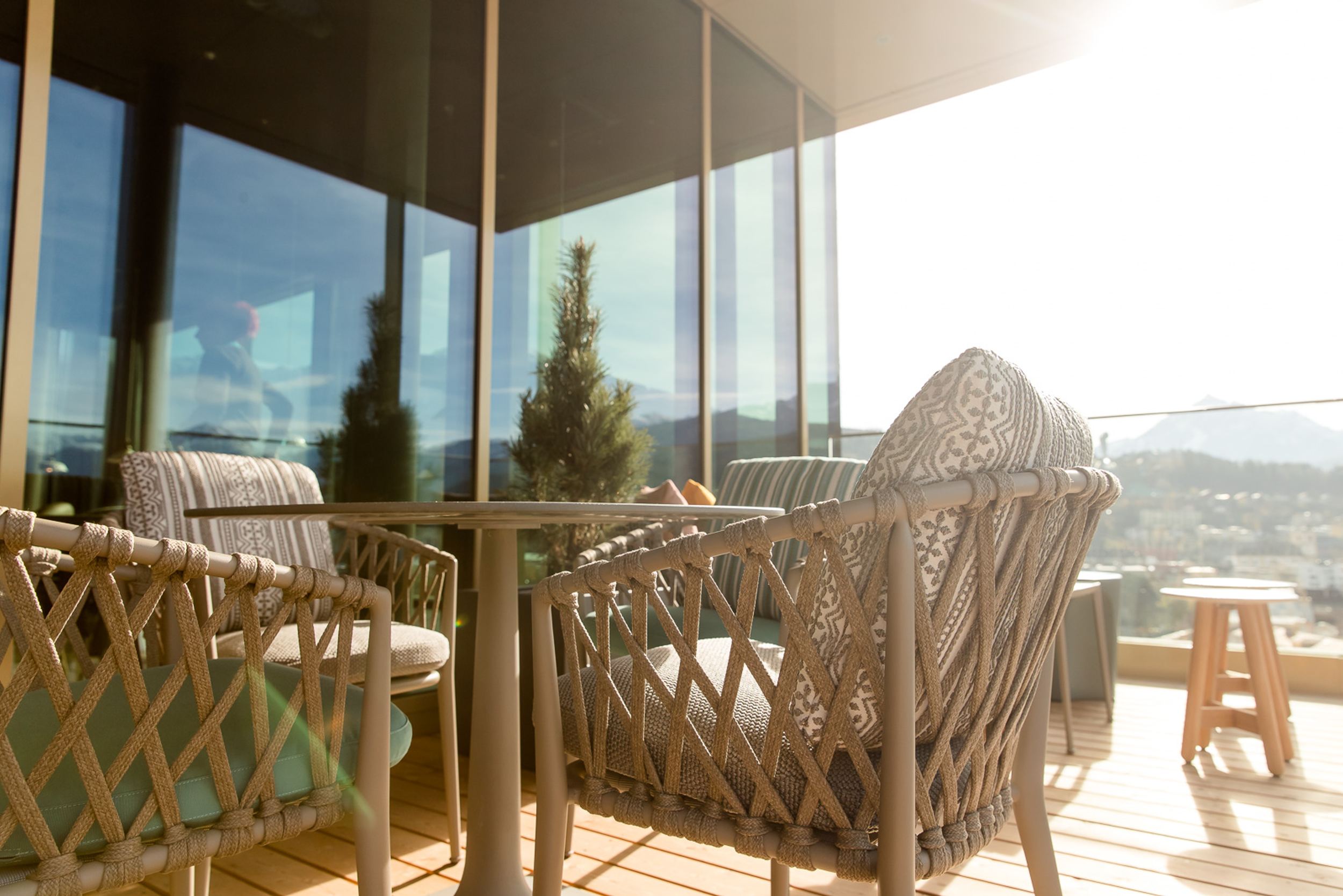 Designhotel Innsbruck Motel One Terrasse mit Sonneneinstrahlung und Sesseln