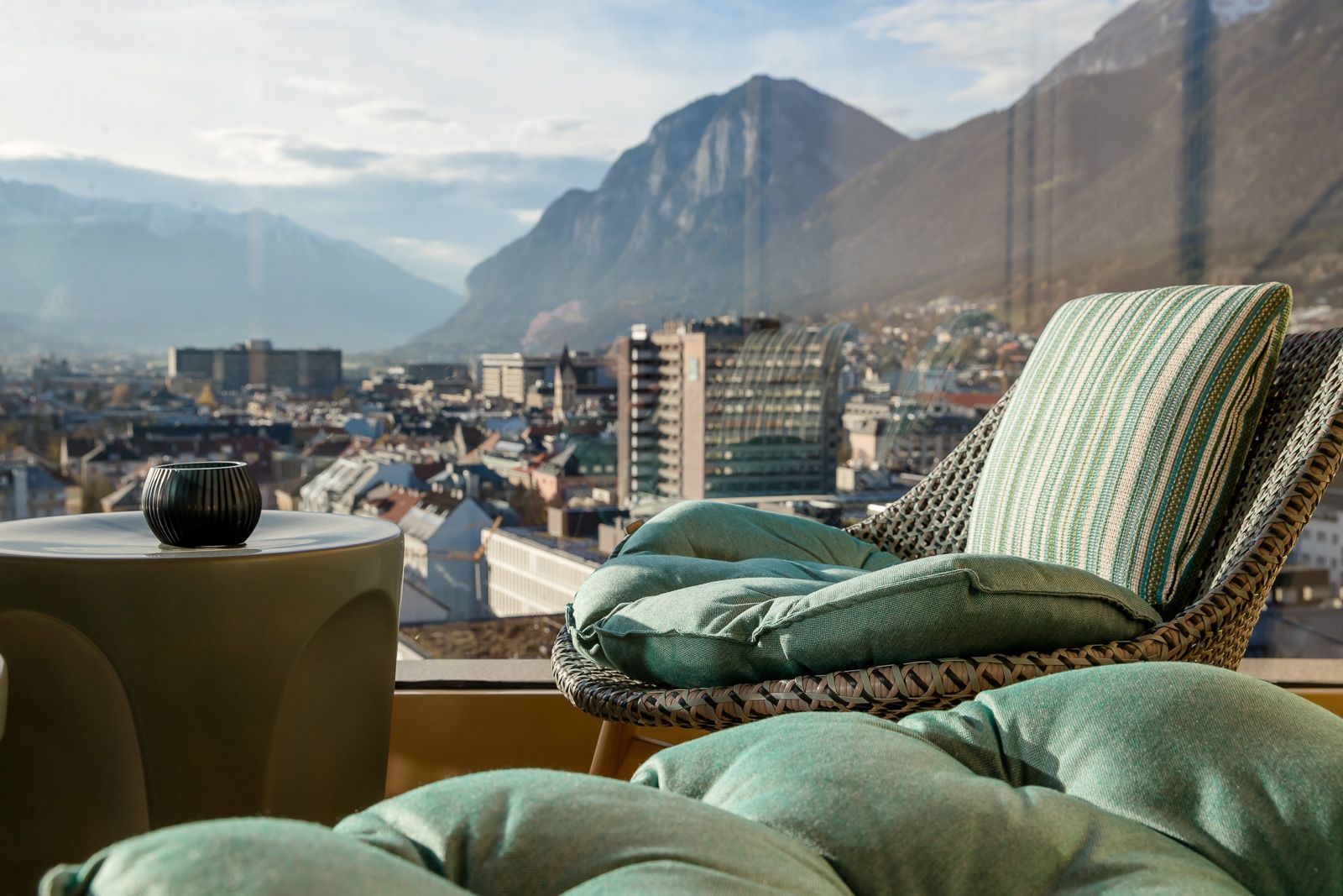 Designhotel Innsbruck Motel One Nahaufnahme Sessel vor bodentiefem Fenster mit toller Aussicht