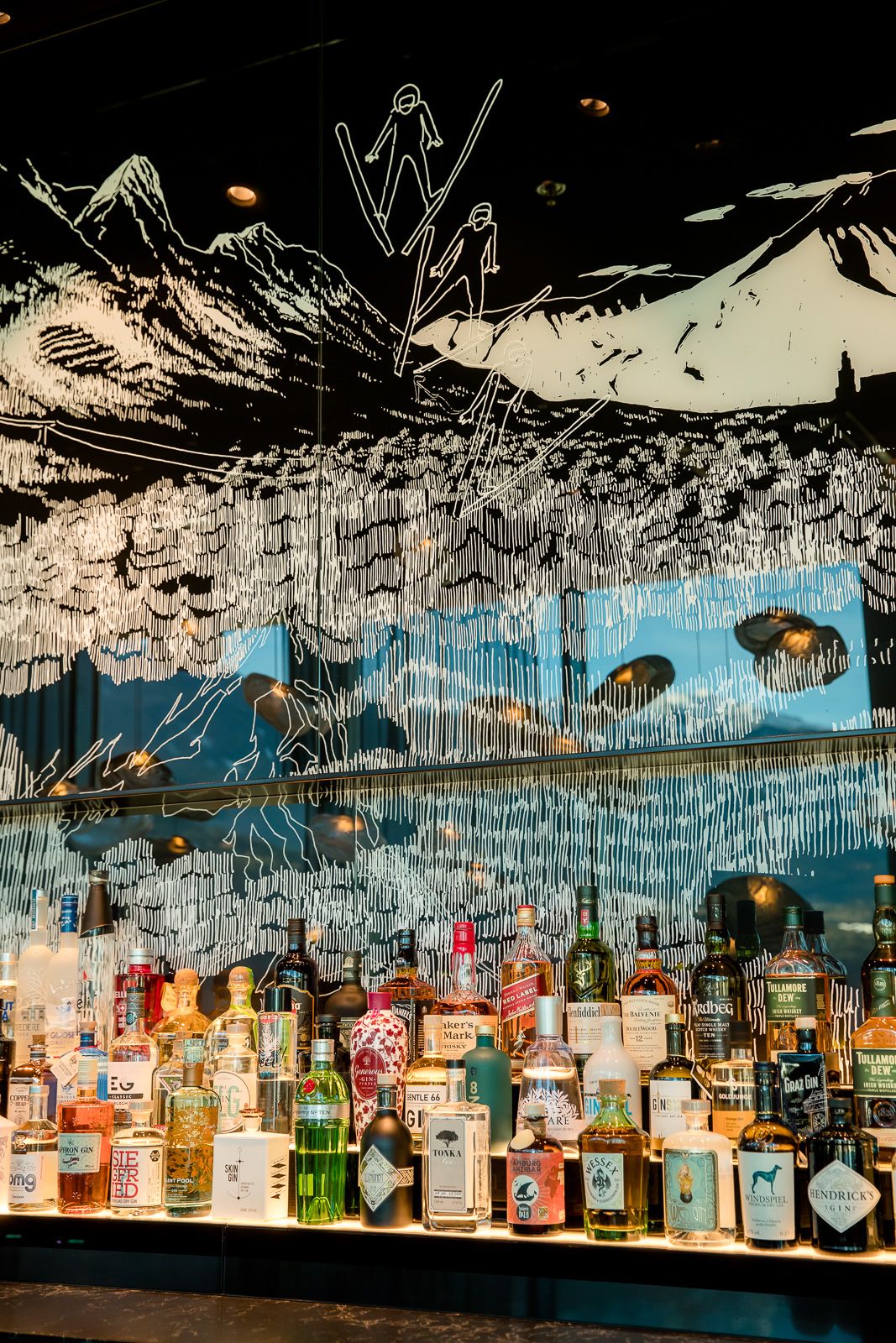 Designhotel Innsbruck Motel One Nahaufnahme Bar mit mehreren Spirituosen