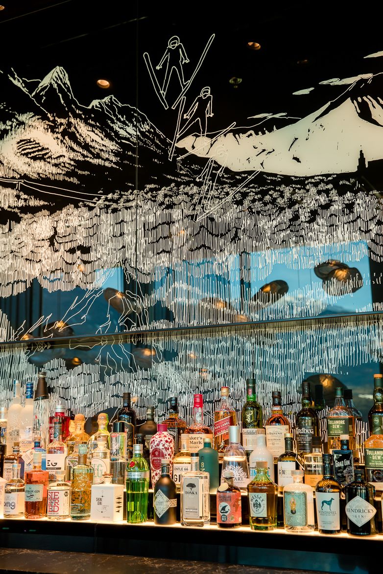 Designhotel Innsbruck Motel One Nahaufnahme Bar mit mehreren Spirituosen