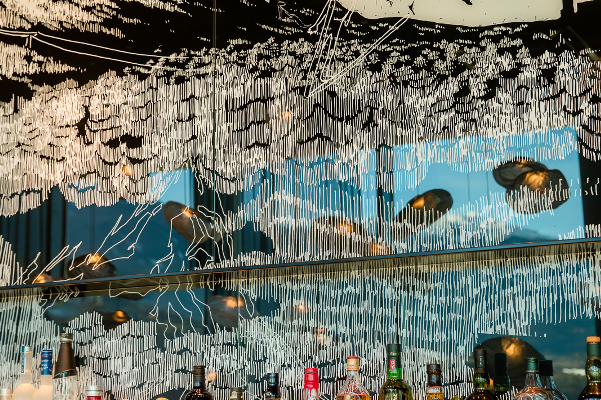 Designhotel Innsbruck Motel One Nahaufnahme Bar mit mehreren Spirituosen