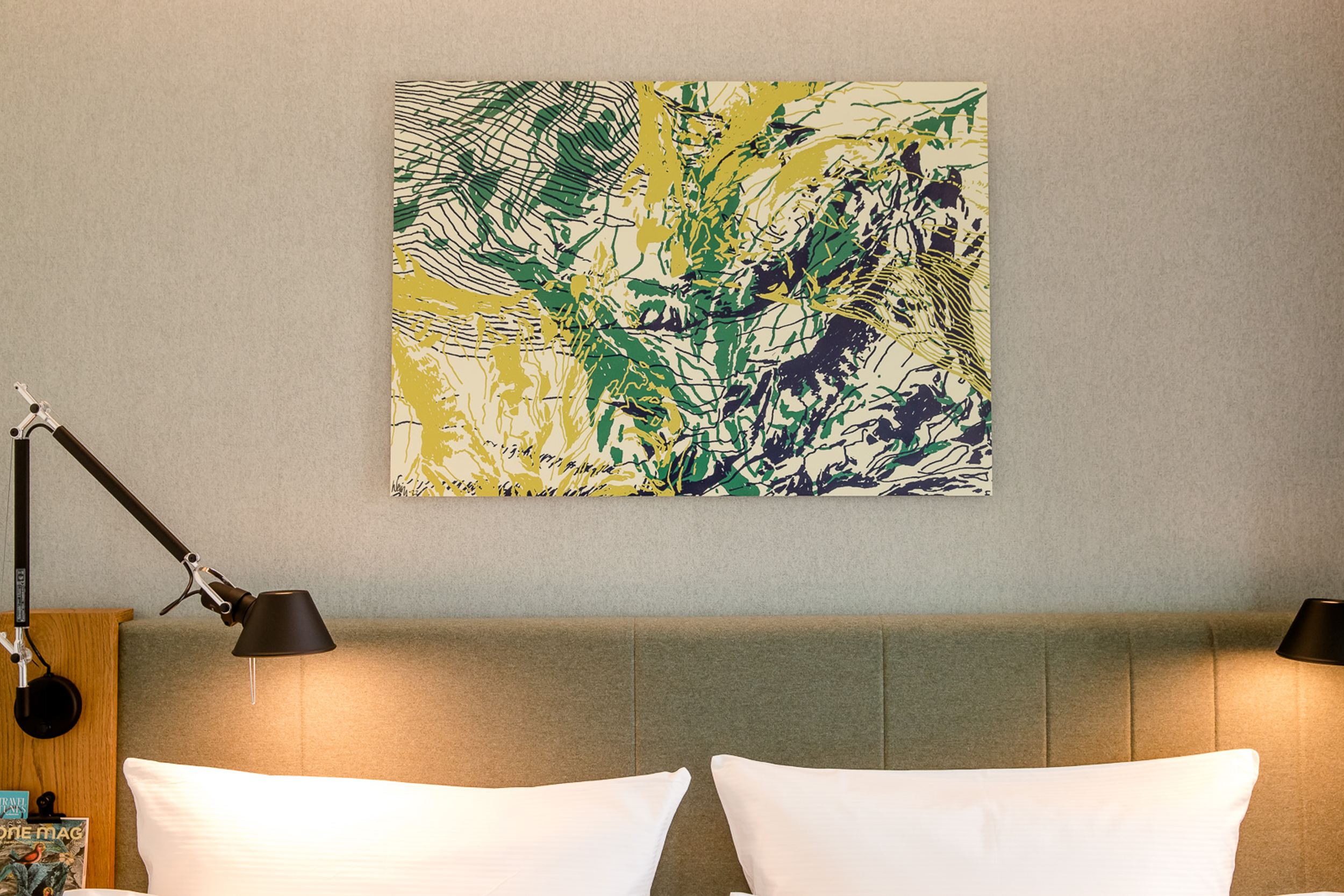 Hotel Innsbruck Motel One Nahaufnahme Kopfteil eines Doppelbettes